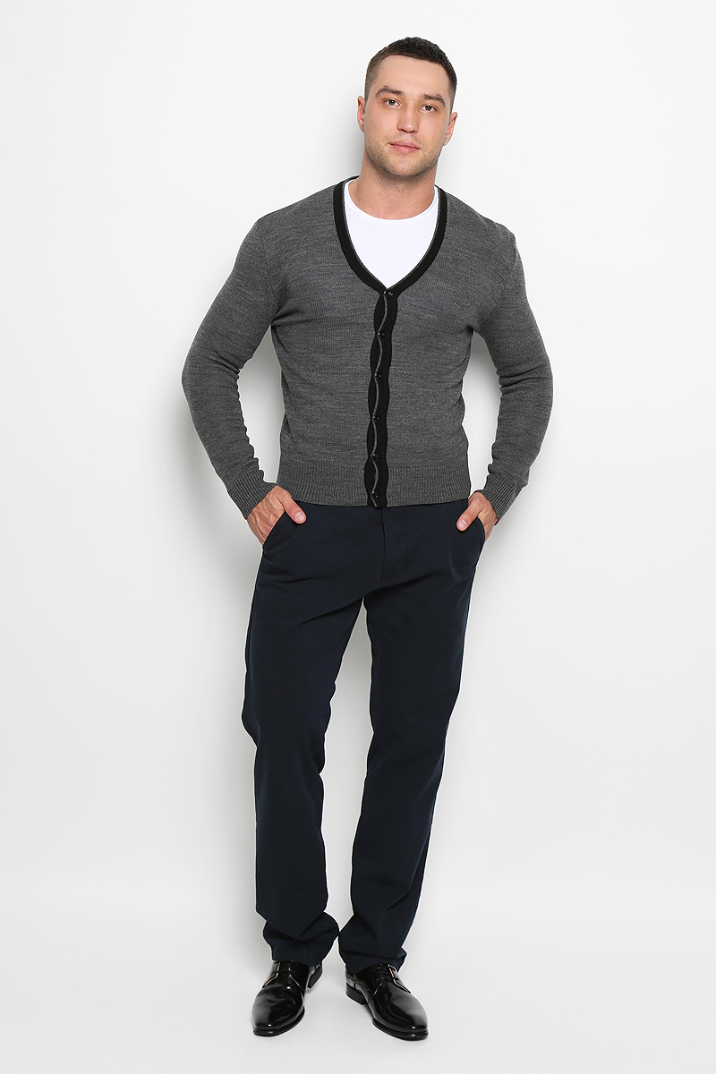 Кардиган мужской Rocawear, цвет: серый. R0315S04. Размер XL (52)R0315S04 Кардиган мужской Rocawear, цвет: серый. R0315S04. Размер XL (52)R0315S04Стильный мужской кардиган Rocawear выполнен из высококачественного натурального акрила, благодаря чему великолепно сохраняет тепло, позволяет коже дышать и обладает высокой износостойкостью и эластичностью. Модель с длинными рукавами и V-образным вырезом горловины согреет вас в прохладные дни. Кардиган застегивается на пуговицы, манжеты рукавов, низ и вырез горловины связаны резинкой. Теплый вязаный кардиган - идеальный вариант для создания уникального образа. Такая модель будет дарить вам комфорт в течение всего дня и послужит замечательным дополнением к вашему гардеробу.