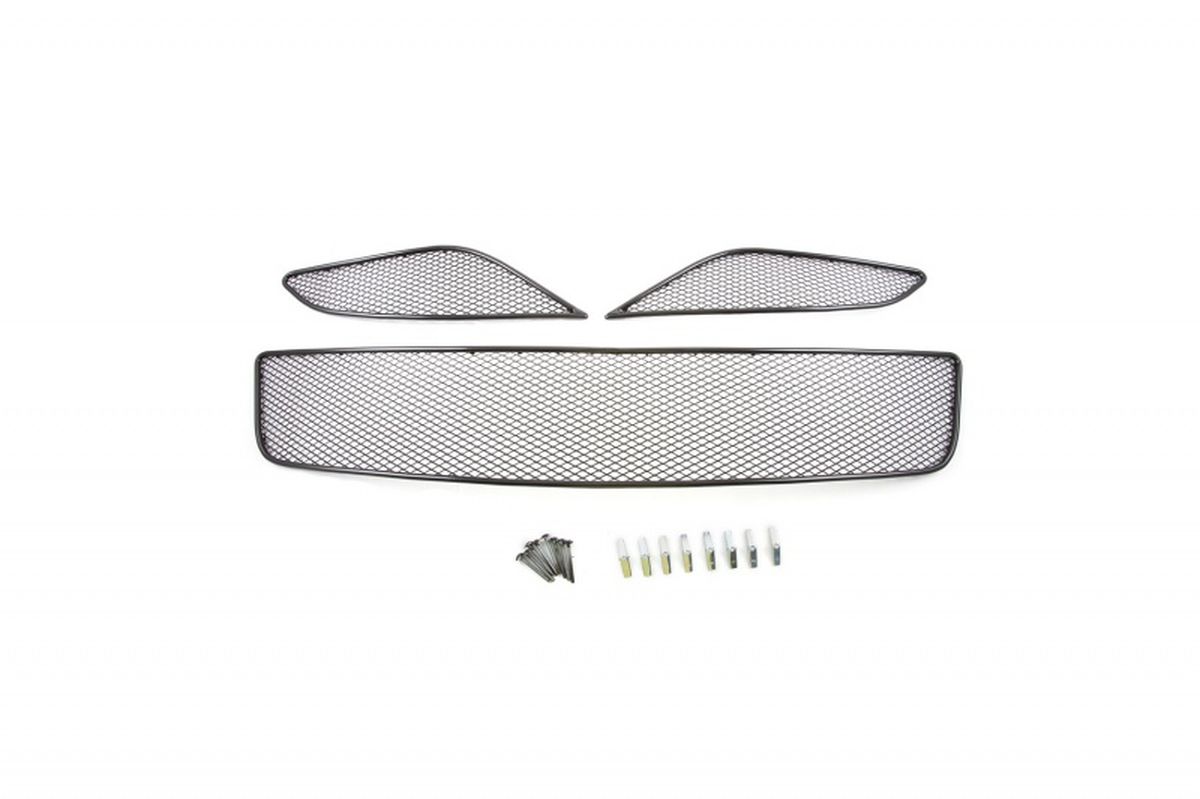 Сетка для защиты радиатора Novline-Autofamily, для Great Wall Hover-5 2010-, 2 шт01-200213-15B Сетка для защиты радиатора Novline-Autofamily, для Great Wall Hover-5 2010-, 2 шт01-200213-15BВ отличие от универсальных сеток, данный продукт разрабатывается индивидуально под каждый бампер автомобиля. Внешняя защитная сетка радиатора полностью повторяет геометрию решетки бампера и гармонично вписывается в общий стиль автомобиля. При создании продукта были учтены как потребности автомобилистов, для которых важна исключительно защитная функция, так и автолюбителей, которые ищут способы подчеркнуть или создать новый стиль своего авто. Функциональность, тюнинг, или и то, и другое? Выбор только за вами. Сетка для защиты радиатора изготовлена из антикоррозионного материала, что гарантирует отсутствие ржавчины в процессе эксплуатации. Простая установка делает этот продукт необыкновенно удобным. В отличие от универсальных сеток, для установки которых требуется снятие бампера, то есть наличие специализированных навыков и дополнительного оборудования (подъемник и так далее), для установки этого продукта понадобится 20 минут времени и отвертка.