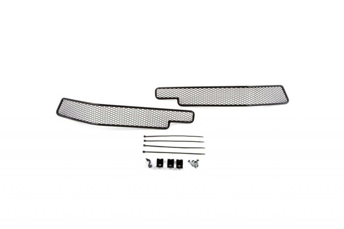 Сетка для защиты радиатора Novline-Autofamily, для Toyota Land Cruiser 200 2015-, 2 шт01-521615-151 Сетка для защиты радиатора Novline-Autofamily, для Toyota Land Cruiser 200 2015-, 2 шт01-521615-151В отличие от универсальных сеток, данный продукт разрабатывается индивидуально под каждый бампер автомобиля. Внешняя защитная сетка радиатора полностью повторяет геометрию решетки бампера и гармонично вписывается в общий стиль автомобиля. При создании продукта были учтены как потребности автомобилистов, для которых важна исключительно защитная функция, так и автолюбителей, которые ищут способы подчеркнуть или создать новый стиль своего авто. Функциональность, тюнинг, или и то, и другое? Выбор только за вами. Сетка для защиты радиатора изготовлена из антикоррозионного материала, что гарантирует отсутствие ржавчины в процессе эксплуатации. Простая установка делает этот продукт необыкновенно удобным. В отличие от универсальных сеток, для установки которых требуется снятие бампера, то есть наличие специализированных навыков и дополнительного оборудования (подъемник и так далее), для установки этого продукта понадобится 20 минут времени и отвертка.