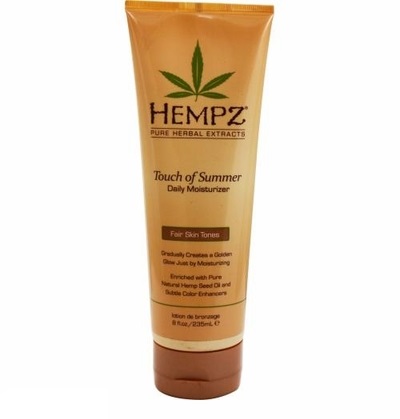Hempz Молочко для тела с бронзантом светлого оттенка Touch of Summer Fair Skin Tonea 235 мл110-2123-03 Hempz Молочко для тела с бронзантом светлого оттенка Touch of Summer Fair Skin Tonea 235 мл110-2123-03Молочко для тела с бронзантом светлого оттенка предназначено для ухода за светлой и нежной кожей. Средство обеспечивает полноценный уход благодаря сбалансированному составу: масло и экстрагированные компоненты семян конопли снабжают кожу питательными веществами и соединениями, экстракт корня женьшеня и масло ши оказывают охлаждающее, успокоительное и смягчающее воздействие, группа витаминов А, С и Е снижают влияние свободных радикалов и препятствуют образованию мелких морщин, присутствие в составе специальных бронзирующих частиц позволяет получить ровный и красивый оттенок загара. Состав активных компонентов: конопляное и масло семян макадамии и дерева ши, экстракты семян конопли, женьшеня, календулы, ромашки, алое вера, группа витаминов А, С и Е.