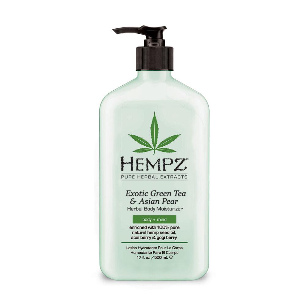Hempz Молочко для тела увлажняющее Зеленый чай и гуша Exotic Green Tea and Asian Pear Herbal Moisturizer 500 мл110-2169-03 Hempz Молочко для тела увлажняющее Зеленый чай и гуша Exotic Green Tea and Asian Pear Herbal Moisturizer 500 мл110-2169-03Молочко для тела Exotic Green Tea&Asian Pear Herbal Moisturizer обогащено стопроцентным маслом, полученным из семян конопли, и смесью бодрящих эфирных экстрактов. Такой великолепный состав помогает пробудить тело и чувства, восстановить баланс кожного покрова, повысить его упругость и поддержать молодость.Формула молочка содержит органическое конопляное масло, экстракты зеленого чая и азиатской груши, экстракт ягод асаи и витамины А, С, Е и В5. Оказывая комплексное воздействие, эти компоненты успокаивают, смягчают и тонизируют кожу, стимулируя ее регенерацию и уберегая от воспалительных реакций. Кроме того, они обеспечивают интенсивное увлажнение покрова кожи, которое будет длиться 12 часов. Особого внимания также заслуживает действие витаминов, которые защищают эпидермис от оксидантов и загрязняющих элементов, тем самым существенно продлевая его молодость и красоту.
