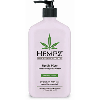 Hempz Молочко для тела увлажняющее слива и ваниль Vanilla Plum Herbal Body Moisturizer 500 мл676280014510 Hempz Молочко для тела увлажняющее слива и ваниль Vanilla Plum Herbal Body Moisturizer 500 мл676280014510Молочко для тела увлажняющее Cлива и Bаниль- это прекрасное средство для эффективного смягчения кожи, бережного увлажнения и деликатного омоложения. Оно представляет собой уникальный сбор бесценных даров природы: экстракта конопли - источника амино- и жирных кислот; масла сливы – вещества, которое обогатит кислородом и питательными частицами; и витаминов - антиоксидантов А, Е, С - помощников в борьбе с агрессивным влиянием внешней среды. Производитель гарантирует Вам 12-часовое увлажнение кожи! Молочко богато маслом ши и экстрактом женьшеня. Это великолепное и уникальное сочетание натуральных компонентов отлично охладит и успокоит кожу. Vanilla Plum Herbal Body Moisturizer- природная косметика, которая не содержит вредных парабенов,глютена и наркотических веществ. Забудьте о мелких морщинах, сухой и тусклой коже вместе с молочком для тела от HEMPZ!