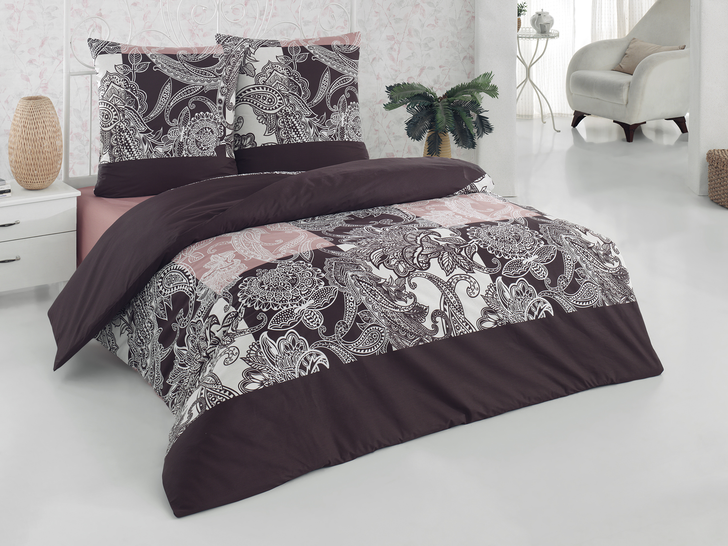 Комплект белья Tete-a-Tete Classic Шоколад, семейный, наволочки 70х70. К-8064п + ПОДАРОК: Простыня ЭГО, 220 х 220 смК-8064п Комплект белья Tete-a-Tete Classic Шоколад, семейный, наволочки 70х70. К-8064п + ПОДАРОК: Простыня ЭГО, 220 х 220 смК-8064пКомплект белья Tete-a-Tete Classic Шоколад является экологически безопасным для всей семьи, так каквыполнен из бязи (100% натурального хлопка). Комплект состоит из двух пододеяльников, простыни и двух наволочек.Постельное белье имеет изысканный внешний вид, яркую цветовую гамму и оригинальный рисунок. Гладкая структура делает ткань приятной на ощупь, мягкой и нежной, при этом она прочная и хорошо сохраняетформу. Ткань легко гладится, не линяет и не садится. Благодаря особой плотности ткани и отличному качествубелье выдерживает в 5 раз больше стирок. Комплект постельного белья Tete-a-Tete Classic Шоколад станет отличным дополнением вашего интерьера иподарит гармоничный сон. Простыня ЭГО выполнена из бязи (натурального хлопка) высокого качества, оформленной принтом в полоску.Экологически чистый материал обеспечивает высокую гигиеничность простыни.Выбрав простыню нужнойвам расцветки, вы можете легко комбинировать ее с различным постельным бельем.Размер простыни ЭГО: 220 х 220 см.