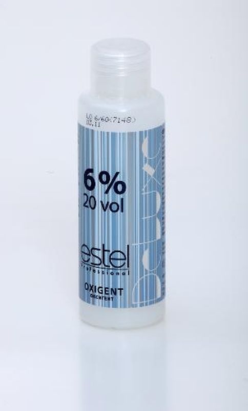 Estel Оксигент De Luxe 6%, 60 млLO 6/60 Estel Оксигент De Luxe 6%, 60 млLO 6/60Оксид Эстель Де Люкс 6 % – это универсальный активатор, прекрасно сочетающийся со всеми крем-красками и обесцвечивающими пудрами из серии окрашивания De Luxe от Estel. Продукт имеет приятную густую консистенцию, при соединении с красящими составами образует кремообразную смесь, которая легко распределяется по волосам, не течет и не сохнет в течение всего процесса окрашивания или осветления.Оксигент выпускается в шести концентрациях (1.5%,3%,6%,9% и 12%), что позволяет с легкостью подобрать необходимую интенсивность воздействия как для тонких ослабленных, так и для жестких трудно поддающихся воздействию волос. Формула оксида Estel De Luxe направлена на максимально щадящее воздействие на структуру волос, обогащена увлажняющими и кондиционирующими агентами, которые минимизирую вред наносимый локонам в ходе химического воздействия. Применение: оксид соединить с красящей или осветляющей основой. Нанести на волосы. Время выдержки определяется исходя из состояния волос, проводимой процедуры и желаемого результата. При работе с красками оксид необходимой концентрации смешивается с крем-краской в пропорции 1/1, при работе с осветляющей пудрой – 1/2.Объем: 60 мл