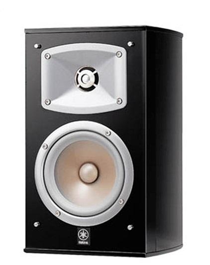 Тыловая колонка Yamaha NS-333, Black (2 шт)ANS333B Тыловая колонка Yamaha NS-333, Black (2 шт)ANS333BДвухканальная акустическая система Yamaha NS-333 – это еще одна отличная разновидность в дополнение к вашему домашнему кинотеатру. Компания Yamaha, знаменитая своим отменным качеством, создала специальную систему, благодаря которой доля отраженных звуков снижается. В результате звук равномерно и без помех распределяется по пространству помещения. Магнитное экранирование колонок дают вам возможность располагать их достаточно близко к экрану и не волноваться о качестве изображения. Стоит упомянуть о новом дизайнеи ткани грилей, которыйобеспечивает прозрачную защиту для динамиков.
