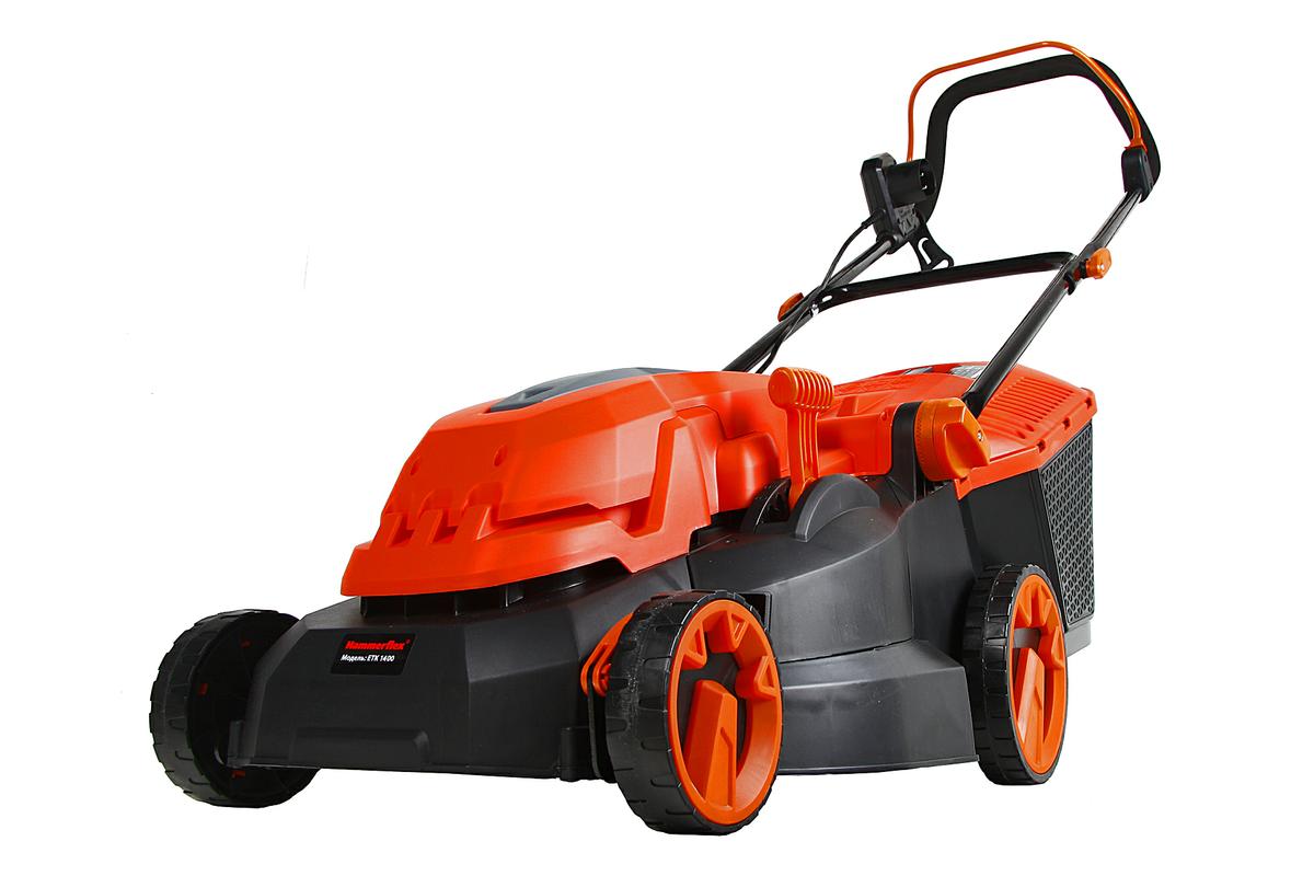 Газонокосилка Hammer Flex ETK1400, электрическая. 5499554995 Газонокосилка Hammer Flex ETK1400, электрическая. 5499554995Hammer Flex ETK1400 - компактная и легкая электрическая газонокосилка, которую по достоинству оценят владельцы небольших загородных участков. У газонокослки предусмотрена пятиступенчатая система регулировки высоты скашивания, управляемая централизованно с помощью рычага. Простота в эксплуатации, надежный двигатель, большие колеса делают эту модель удобной и функциональной. Инструмент имеет новый компактный эргономичный дизайн корпуса.Преимущества:- Усовершенствованная крыльчатка для эффективного охлаждения двигателя.- Удобная рукоятка для транспортировки на корпусе.- Регулируемая складная ручка с надежной фиксацией.- Простая установка контейнера для травы.- Материал контейнера - пластик, обеспечивает надежность установки пр работе и долговечность использования.- Центральная 5-ступенчатая регулировка положений высоты скашивания (20 / 30 / 40 / 60 / 70 мм).- Высококачественные износоустойчивые подшипники, с металлическими сепараторами, установлены на каждый узел вращения косилки.- Эффективный ременной привод ножа.- Надежный поликлиновой ремень, обеспечивающий дополнительную защиту двигателя газонокосилки, в случае непредвиденного заклинивания ножа об препятствие.- Улучшенное охлаждение двигателя, за счет дополнительных лопастей подачи воздуха на приводящем ролике.- Медная обмотка электродвигателя обеспечивает повышенную стойкость к нагрузкам.- Усиленный щеточный узел увеличивает срок замены щеток электродвигателя.- Все ударные детали изготовлены из ударостойкого нейлона марки РА6GF30.- Неопреновая накладка на рукоятке обеспечивает удобный хват, снижает вибрацию и облегчает управление газонокосилкой.- Оптимизированный диаметр колес, обеспечивает маневренность при управлении газонокосилкой в труднодоступных местах и ее повышенную проходимость.- Компактные размеры и малый вес, в сочетании со съемной ручкой, облегчают транспортировку газоноскосилки и позволяют осуществлять ее перевозку в багажниках легковых автомобилей