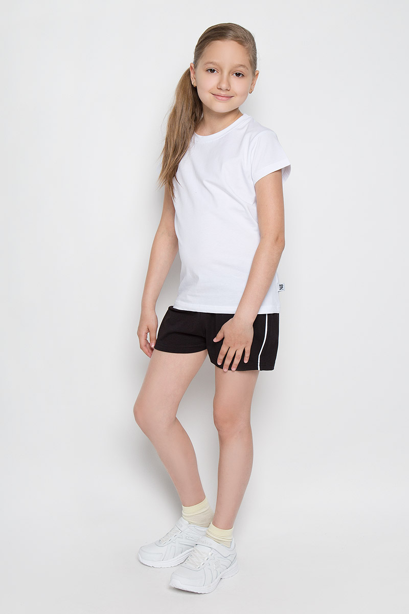 Комплект для девочки Nota Bene: футболка, шорты, цвет: белый, черный. AW15GS280B-1. Размер 164AW15GS280B-1 Комплект для девочки Nota Bene: футболка, шорты, цвет: белый, черный. AW15GS280B-1. Размер 164AW15GS280B-1Комплект одежды для девочки Nota Bene состоит из футболки и шорт. Комплект выполнен изхлопка с добавлением лайкры, необычайно мягкий, очень приятный к телу, не сковывает движения, хорошо пропускает воздух. Футболка с круглым вырезом горловины и короткими рукавами. Модель сзади оформлена надписями на английском языке, а в левом боковом шве нашивкой с логотипом N&B. Шорты на талии имеют пояс на резинке, благодаря чему они не сдавливают животик ребенка и не сползают. Объем пояса также регулируется при помощи шнурка-кулиски. Боковые швы оформлены кантом контрастного цвета. В таком комплекте маленькая принцесса будет чувствовать себя комфортно и уютно во время отдыха или занятий спортом!