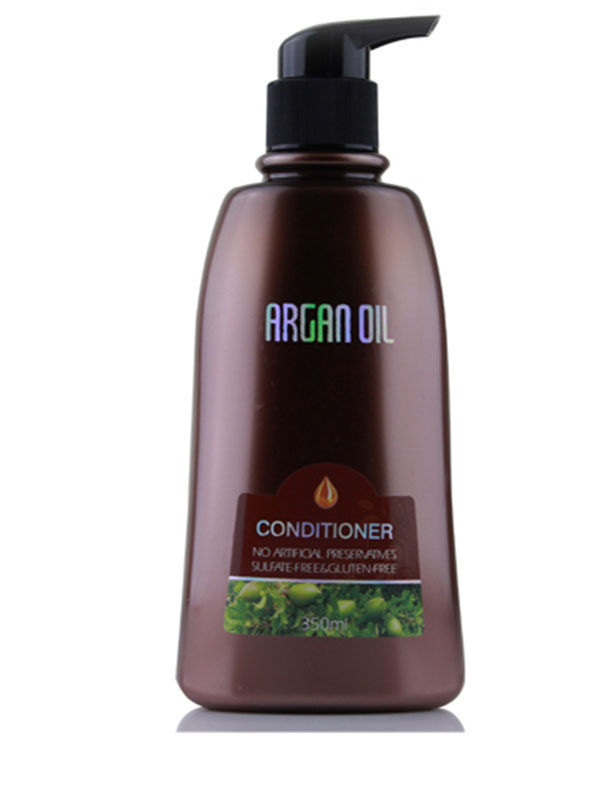 Morocco Argan Oil Бальзам для волос увлажняющий с маслом арганы, 350 мл.6590111 Morocco Argan Oil Бальзам для волос увлажняющий с маслом арганы, 350 мл.6590111Активные ингредиенты и их эффект: Марокканское аргановое масло известно своими восстанавливающими свойствами, оно способствует естественному укреплению волос, помогает сохранить необходимый уровень влаги, защищает волосы от негативного влияния окружающих факторов.Экстракт водорослей кельп превосходно питает волосяные фолликулы, насыщая их йодом, витаминами А и Е, С и В, восполняя дефицит протеинов и полисахаридов, необходимых для роста сильных волос.Гинкго билоба великолепной восстанавливает волосы изнутри, способствует защите волос и запечатыванию секущихся кончиков.Корень долголетия – женьшень богат макро- и микроэлементами, витаминами С и Е, серой и другими важными для здоровья волос веществами.Этот богатый питательными элементаи экстракт улучшает состояние кожи головы, не дает развиваться бактериям, вызывающим перхоть, усиливает рост волос.Коллаген защищает волосы и дарит им непревзойденную гладкость и шелковистость. Кроме того, благодаря коллагену заметно замедляются процессы старения волос, что позволяет сохранить силу и молодость надолго!Экстракт шалфея способствует поддержанию необходимого рН кожи головы, препятствует появлению перхоти, восстанавливает и нормализует салоотделение. Витаминно - микроэлементный состав шалфея интенсивно питает волосяные луковицы, замеляя выпадение волос и стимулируя их рост.