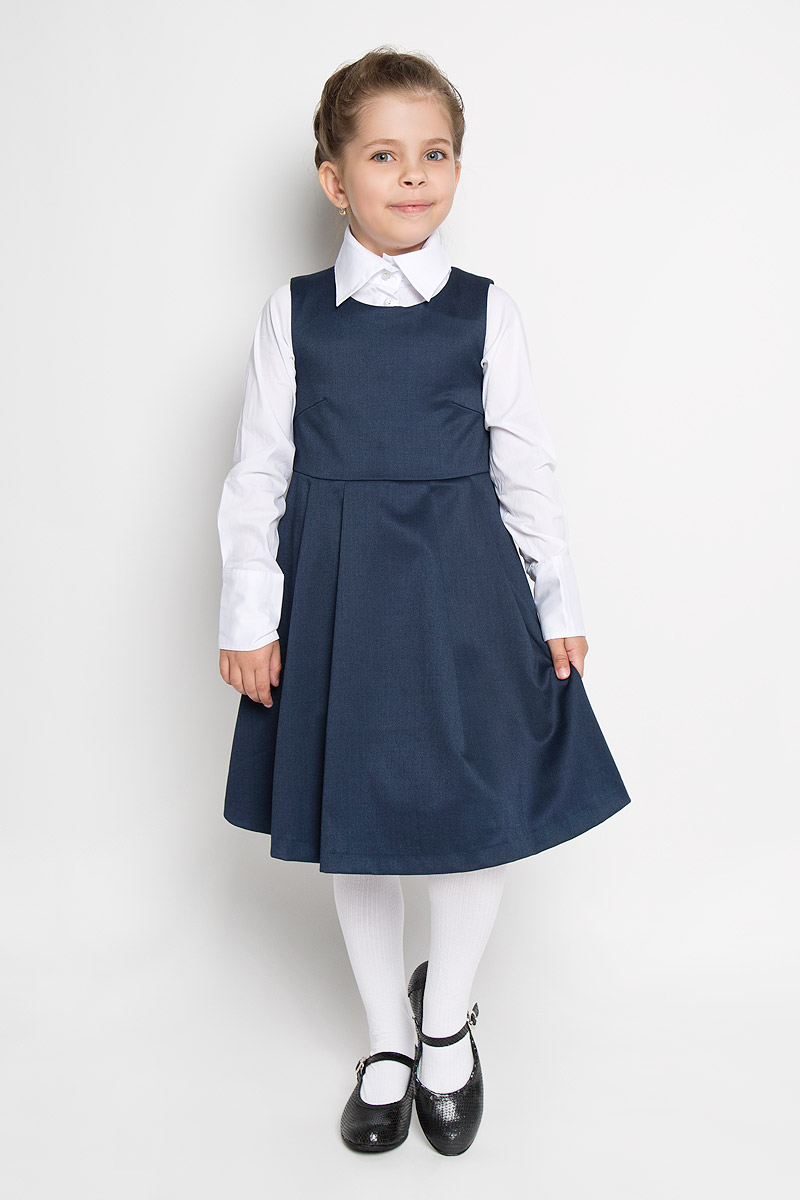 Сарафан для девочки Button Blue, цвет: темно-синий. 215BBGS2501. Размер 146, 11 лет215BBGS2501 Сарафан для девочки Button Blue, цвет: темно-синий. 215BBGS2501. Размер 146, 11 лет215BBGS2501Сарафан для девочки Button Blue - базовая вещь в школьном гардеробе ребенка. Изготовленный из полиэстера с добавлением вискозы, он мягкий и приятный на ощупь, не сковывает движения и позволяет коже дышать, не раздражает даже самую нежную и чувствительную кожу ребенка, обеспечивая наибольший комфорт. Подкладка выполнена из гладкой подкладочной ткани. Сарафан трапециевидного силуэта с округлым вырезом горловины на спинке застегивается на длинную скрытую застежку-молнию. Сарафан имеет отрезную линию талии и крупные складки на юбке.Являясь важным атрибутом школьной моды, в сочетании с любой водолазкой, футболкой, блузкой, сарафан выглядит очень изысканно и деликатно.