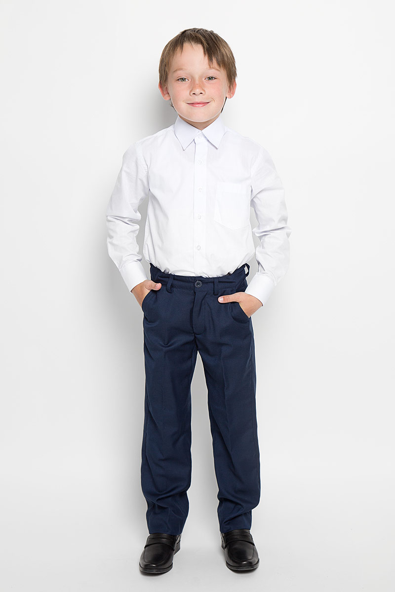 Брюки для мальчика Button Blue, цвет: темно-синий. 215BBBS6301. Размер 140, 10 лет215BBBS6301 Брюки для мальчика Button Blue, цвет: темно-синий. 215BBBS6301. Размер 140, 10 лет215BBBS6301Классические брюки для мальчика Button Blue - основа повседневного школьного гардероба. Изготовленные из высококачественного костюмного полотна, они необычайно мягкие и приятные на ощупь, не сковывают движения и позволяют коже дышать, не раздражают даже самую нежную и чувствительную кожу ребенка, обеспечивая ему наибольший комфорт. Брюки прямого покроя с заутюженными стрелками на талии застегиваются на пластиковую пуговицу и имеют ширинку на застежке-молнии и шлевки для ремня. С внутренней стороны предусмотрена скрытая эластичная резинка на пуговицах. Спереди брюки дополнены двумя втачными карманами с косыми краями, а сзади - двумя прорезными карманами.Эта универсальная модель подходит под различные варианты пиджаков, джемперов и водолазок.