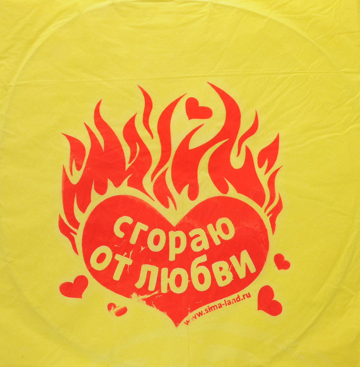 Фонарик бумажный Страна Карнавалия Сгораю от любви330944_желтый Фонарик бумажный Страна Карнавалия Сгораю от любви330944_желтыйКитайский бумажный фонарик Страна Карнавалия Сгораю от любви с изображением сердца и надписью Сгораю от любви станет оригинальным способом отметить любой праздник. С помощью фонарика можно признаться в любви, и даже поздравить с днем рождения любимого человека. На Востоке небесные фонарики пользуются большой популярностью. Перед запуском фонарика пишется записка с желанием и привязывается к его основанию. В качестве фитиля служит кусок воска, который входит в комплект. Высота полета фонарика может достигать 300 метров, при этом вы будете около 15 минут наблюдать за яркой, курсирующей по небу точкой.С бумажным фонариком Страна Карнавалия Сгораю от любви ваш праздник обретет неповторимую атмосферу.