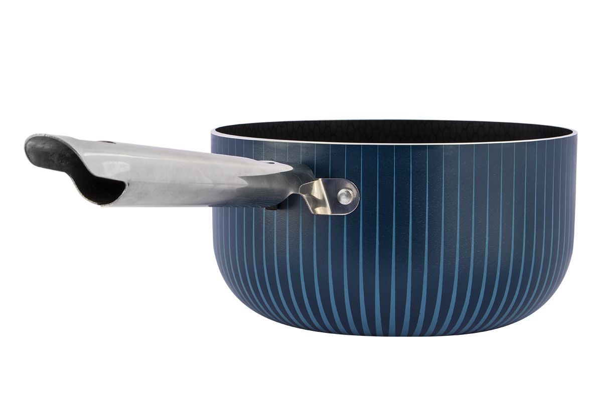 Соусник Pomi d’Oro Azzurro, с антипригарным покрытием. Диаметр 20 см77.858@24045 / SL2001 Azzurro Соусник Pomi d’Oro Azzurro, с антипригарным покрытием. Диаметр 20 см77.858@24045 / SL2001 AzzurroСоусник Pomi dOro Azzurro выполнен из высококачественного алюминия с антипригарным покрытием. Антипригарное покрытие позволяет готовить практически без использования масла. Такая посуда отличается хорошей стойкостью к внешним воздействиям и не деформируется при нагревании. Утолщенное дно обеспечивает равномерное распределение и длительное сохранение тепла.Соусник оснащен эргономичной металлической ручкой. Рекомендуется использовать деревянную или силиконовую лопатку.Соусник Pomi dOro Azzurro станет незаменимым помощником на кухне и прослужит долгие годы. Подходит для газовых и электрических плит. Высота стенки: 12 см.