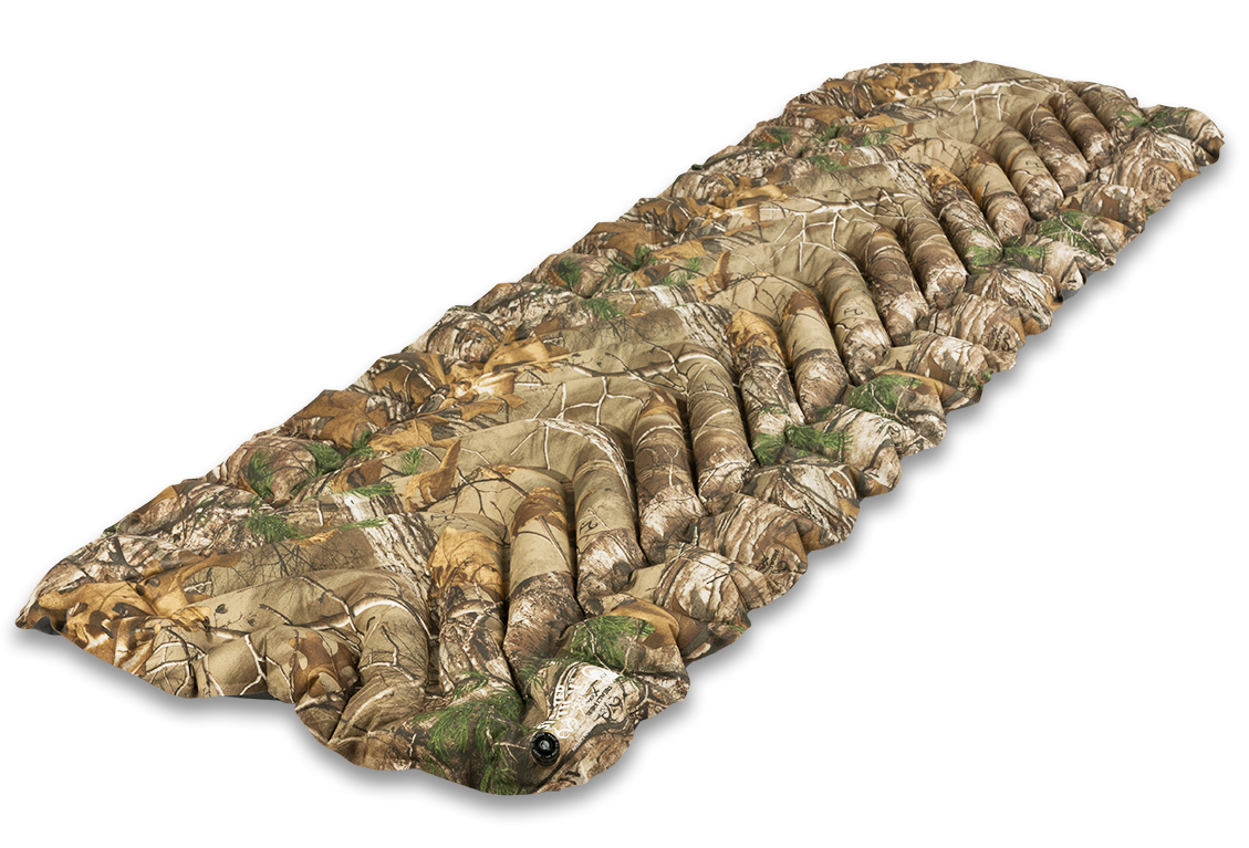 Коврик надувной Klymit Insulated Static V Realtree, цвет: камуфляж06IVXT01C Коврик надувной Klymit Insulated Static V Realtree, цвет: камуфляж06IVXT01CТуристический коврик с инновационным V-анатомическим дизайном и синтетическим утеплителем, с высоким коэффициентом сохранения тепла для обеспечения комфорта! Идеален для путешествия в холодную погоду (для использования на земле, в палатке). Технология Body Mapping. Динамические боковые направляющие фиксируют тело во время сна. Материал: полиэстер 75D; синтетический утеплитель. Надувается за 10-12 выдохов. Коэффициент теплоизоляции: 4,4 (до -25°С); 4 сезона. Размер в сложенном виде: 12,7 x 20,3 см. В комплекте: коврик, набор для ремонта (патч и клей), чехол.