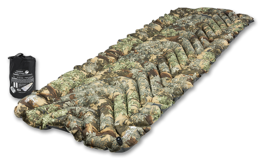 Коврик надувной Klymit Insulated Static V Camo, цвет: камуфляж06IVKd01C Коврик надувной Klymit Insulated Static V Camo, цвет: камуфляж06IVKd01CТуристический коврик с инновационным V-анатомическим дизайном и синтетическим утеплителем, с высоким коэффициентом сохранения тепла для обеспечения комфорта! Идеален для путешествия в холодную погоду (для использования на земле, в палатке). Технология Body Mapping. Динамические боковые направляющие фиксируют тело во время сна. Материал: полиэстер 75D,синтетический утеплитель. Надувается за 10-12 выдохов. Коэффициент теплоизоляции: 4,4 до - 25°С; 4 сезона. Размер в сложенном виде: 12,7 x 20,3 см. В комплекте: коврик, набор для ремонта (патч и клей), чехол.