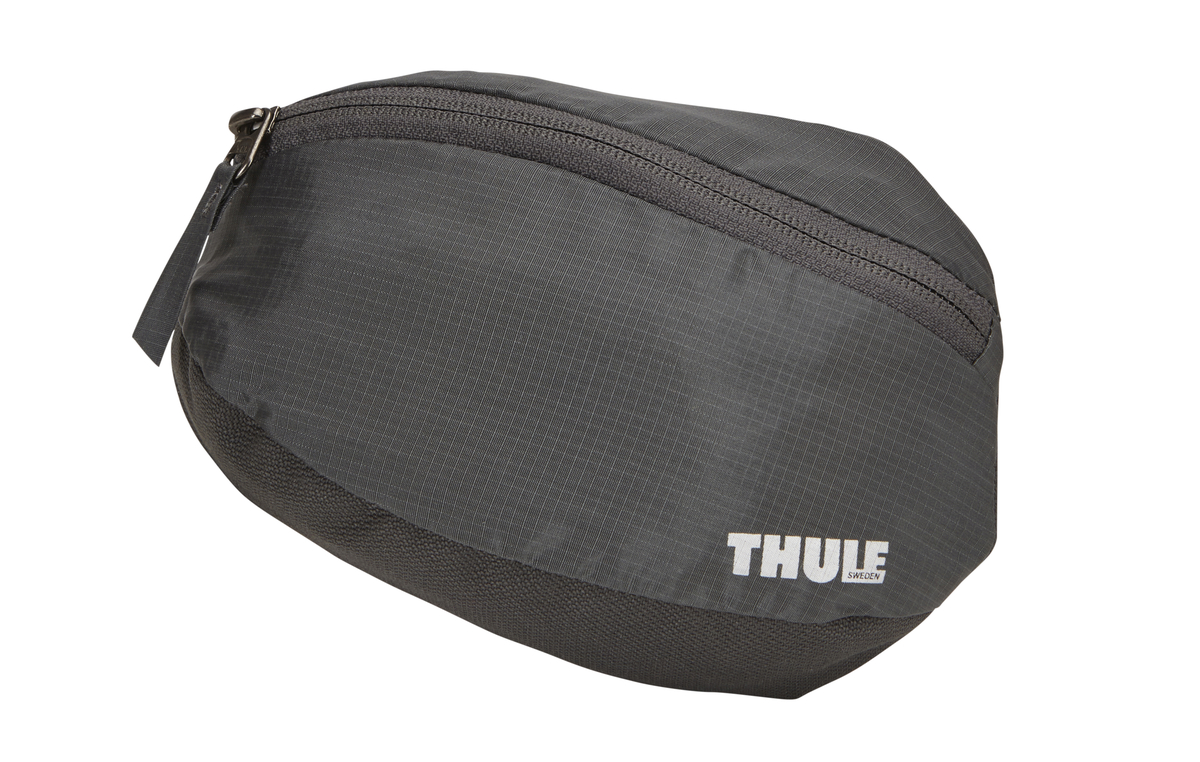 Карман Thule Versant Zippered Removeable Pockett, с молнией, цвет: черный212200 Карман Thule Versant Zippered Removeable Pockett, с молнией, цвет: черный212200Thule Versant Zippered Removeable Pocket является дополнительным карманом, предназначенным для совместного использования с рюкзаками и поясами оснащенными системой VersaClick. Карман обеспечивает быстрый доступ к вещам первой необходимости во время длительного путешествия, оставляя руки свободными. Телефон, ключи или кошелек не выпадут и не потеряются, даже при сильной тряске благодаря высококачественной застежке молнии.Лаконичный дизайн и нейтральная расцветка подходят для совместного использования с женскими и мужскими рюкзаками. Съемный карман изготовлен из водоотталкивающего материала 420D Cordura. Все необходимые вещи будут защищены во время дождя или от неосторожного расположения рюкзака на влажной поверхности. Система VersaClick позволяет легко устанавливать аксессуар на рюкзак, а если необходимо уменьшить нагрузочный вес, карман легко отстегивается. Также аксессуар совместим со стандартным 20 мм поясом.