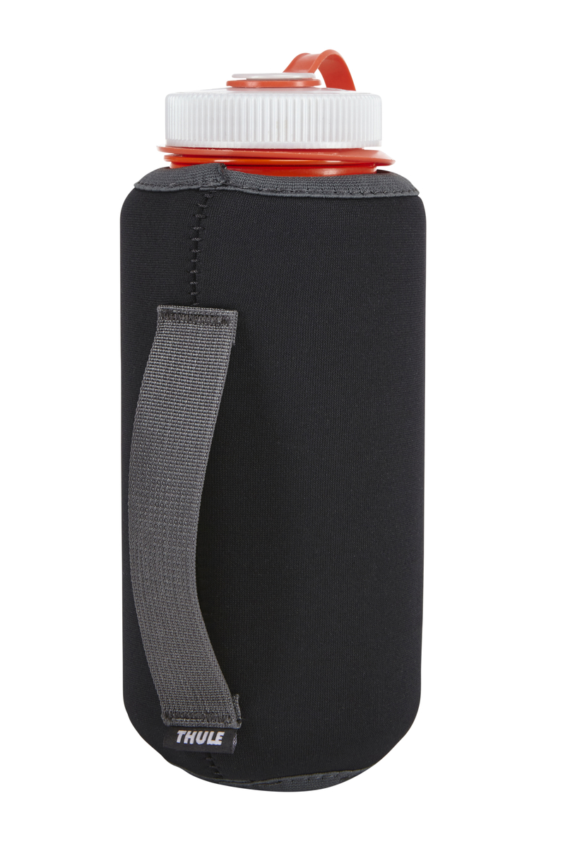 Футляр для бутылки Thule Versant, цвет: черный212300 Футляр для бутылки Thule Versant, цвет: черный212300Футляр Thule Versant подойдет для тех, кому нужен беспроблемный доступ к бутылке с водой. Особенности:- Совместимо с системой VersaClick - Он подходит для большинства бутылок воды емкостью 1 л. - Защелкивается на месте и легко снимается. - Благодаря теплоизоляции холодные напитки не нагреваются, а горячие — не остывают. - Тканая ручка предназначена для того, чтобы было удобнее держать бутылку. - Модульную конструкцию можно закрепить на стандартной тесьме.Высота: 20 см. Ширина: 1 см.