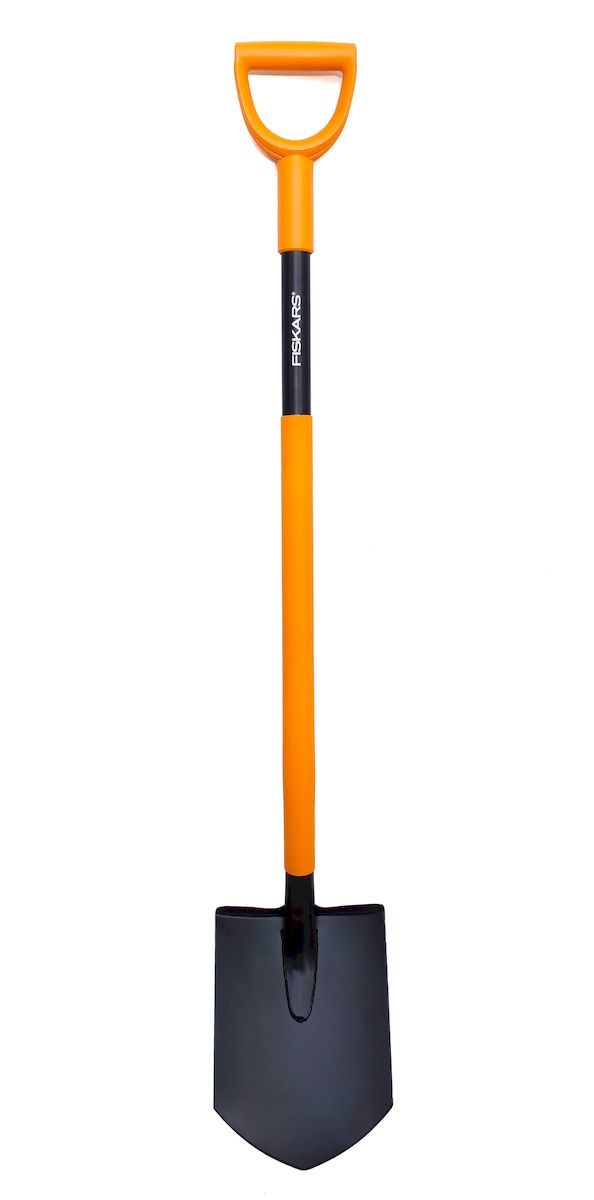 Лопата штыковая Fiskars Solid Plus, 122 см191413 Лопата штыковая Fiskars Solid Plus, 122 см191413Заточенное лезвие лопаты Fiskars Solid Plus позволяет легко копать и перерезать корни. Пластиковое покрытие черенка защищает руки от холода. Пластиковая рукоятка в форме буквы D подойдет для руки любого размера, а также для работы в перчатках или без. Лопата обладает надежным и прочным стальным черенком круглого сечения. Сварное соединение между лезвиям и черенком обеспечивает надежность. Использование финской борсодержащей стали придает лопате дополнительную жесткость и обеспечивает легкое проникновение в почву.Длина лопаты: 122 см.Размер рабочей части: 27 х 19,5 см.