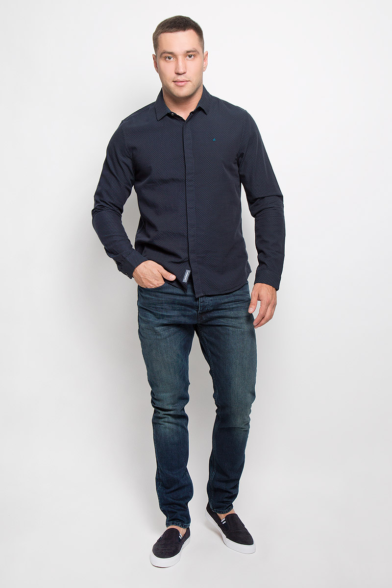 Рубашка мужская Calvin Klein Jeans, цвет: темно-синий. J30J300136_4020. Размер S (44/46)SSZ0737GR Рубашка мужская Calvin Klein Jeans, цвет: темно-синий. J30J300136_4020. Размер S (44/46)SSZ0737GRСтильная мужская рубашка Calvin Klein Jeans, выполненная из натурального хлопка, подчеркнет ваш уникальный стиль и поможет создать оригинальный образ. Такой материал великолепно пропускает воздух, обеспечивая необходимую вентиляцию, а также обладает высокой гигроскопичностью. Рубашка с длинными рукавами и отложным воротником застегивается на пуговицы спереди. Манжеты рукавов также застегиваются на пуговицы. Классическая рубашка - превосходный вариант для базового мужского гардероба и отличное решение на каждый день.Такая рубашка будет дарить вам комфорт в течение всего дня и послужит замечательным дополнением к вашему гардеробу.