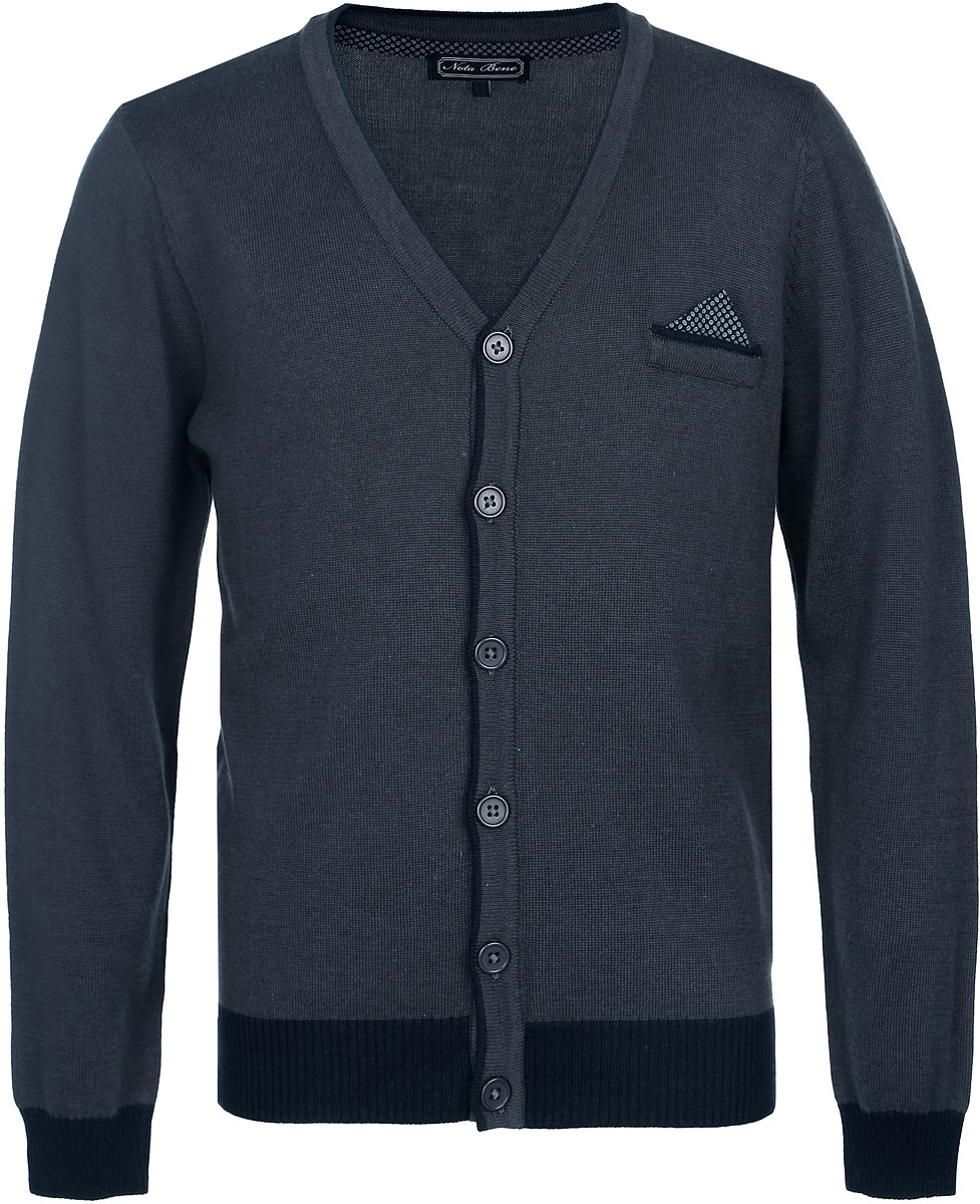 Кардиган для мальчика Nota Bene, цвет: темно-серый. AW15BS303B-51. Размер 146AW15BS303B-51 Кардиган для мальчика Nota Bene, цвет: темно-серый. AW15BS303B-51. Размер 146AW15BS303B-51Стильный трикотажный кардиган для мальчика Nota Bene идеально подойдет для школы и повседневной носки. Изготовленный из вискозы и хлопка, он необычайно мягкий и приятный на ощупь, не сковывает движения ребенка и позволяет коже дышать.Классический кардиган с длинными рукавами и V-образным вырезом горловины застегивается на пуговицы по всей длине. Манжеты и низ модели связаны резинкой контрастного цвета. На груди имеется имитация кармашка с декоративным платком.Трикотажный кардиган - хорошая альтернатива школьному пиджаку. Являясь важным атрибутом школьной моды, он обеспечивает тепло и комфорт.