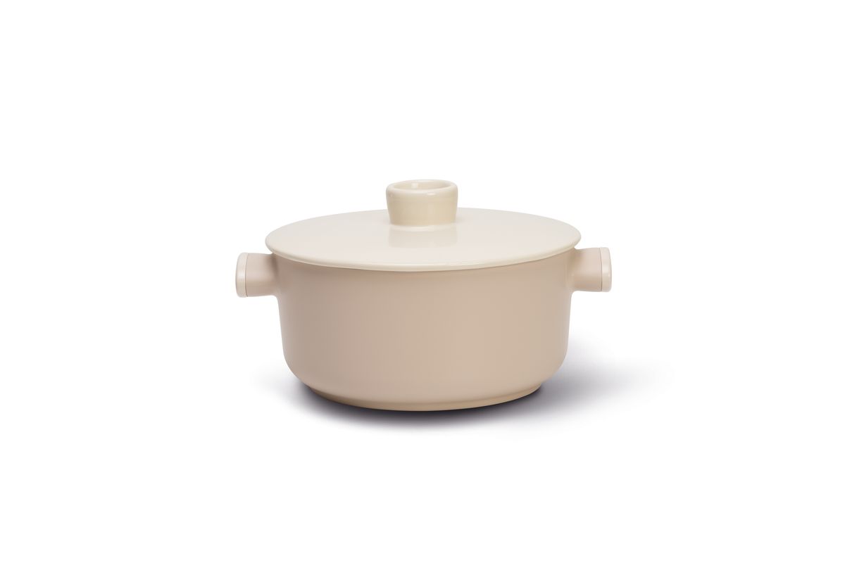 Кастрюля TVS Tea, с крышкой. Диаметр 20 см20888200010001 Кастрюля TVS Tea, с крышкой. Диаметр 20 см20888200010001Высококачественное антипригарное покрытие Toptek от TVS, особо устойчивое к царапинам и истиранию. Корпус из толстого алюминия для наилучшей теплопроводности. Подходит для любых плит, за исключениеминдукционных. Противоскользящее дно. Высокая надежность во время приготовления: Tea обеспечивает стабильность при работе с любыми традиционными источниками тепла.Уникальный и эксклюзивныйдизайн, который подчеркивается особым сочетанием материалов. Ручки из бакелита, обеспечивающиенадежный захват и еще более удобное манипулирование. Все антипригарные покрытия TVS не содержатникеля, тяжелых металлов и ПФОА .Гарантия 5 лет. Дизайн от Eikon