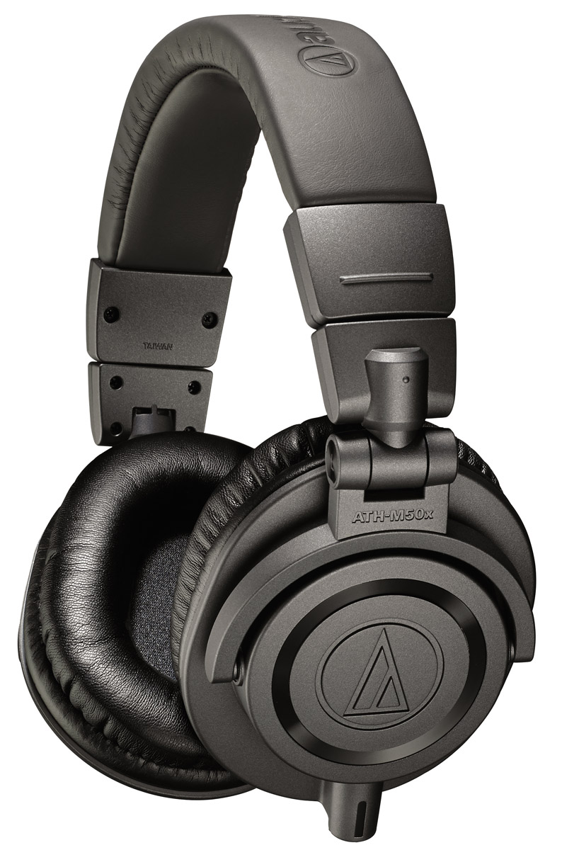 Audio-Technica ATH-M50XMG Limited Edition, Metal Grey наушники15118392 Audio-Technica ATH-M50XMG Limited Edition, Metal Grey наушники15118392Audio-Technica ATH-M50X - это обновленная версия самой популярной модели M-серии. Наушники M50, по сути, живая легенда, год за годом собирающая хвалебные отзывы и награды как от профессионалов, так и от простых слушателей. Модель была разработана компанией Audio-Technica специально для профессионального мониторинга и микширования в студиях звукозаписи, но полюбилась и меломанам. ATH-M50X сохраняет прославленное звучание предшественницы, но имеет более комфортные амбушюры и комплект съемных кабелей на все случаи жизни.Наушники Audio-Technica ATH-M50X - это оптимальный вариант как для работы в студии, так и для наслаждения любимой музыкой в дороге.