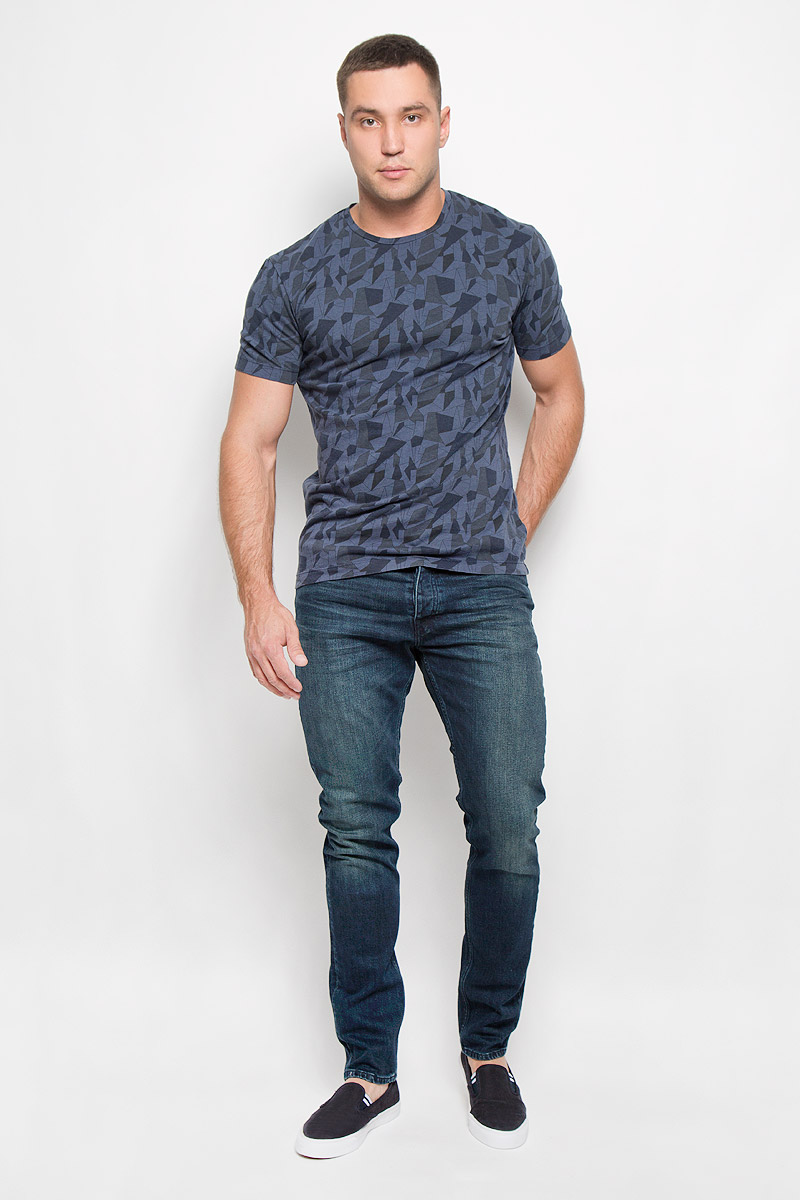 Джинсы мужские Calvin Klein Jeans, цвет: темно-синий. J30J300099_918. Размер 30 (44/46)42968 Джинсы мужские Calvin Klein Jeans, цвет: темно-синий. J30J300099_918. Размер 30 (44/46)42968Стильные мужские джинсы Calvin Klein Jeans - джинсы высочайшего качества, которые прекрасно сидят. Модель слегка зауженного к низу кроя и средней посадки изготовлена из хлопка с добавлением эластана, не сковывает движения и дарит комфорт. Джинсы на талии застегиваются на металлическую пуговицу, а также имеют ширинку на металлических пуговицах и шлевки для ремня. Спереди модель дополнена двумя втачными карманами и одним небольшим накладным кармашком, а сзади - двумя большими накладными карманами. Джинсы оформлены небольшими потертостями. Эти модные и в тоже время удобные джинсы помогут вам создать оригинальный современный образ. В них вы всегда будете чувствовать себя уверенно и комфортно.