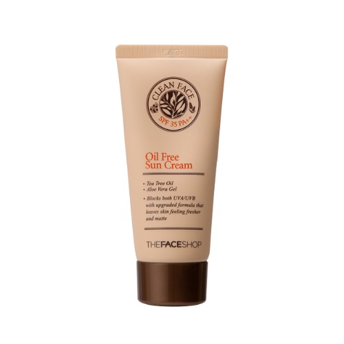 The Face Shop Clean Face Солнцезащитный крем для жирной и комбинированной кожи SPF35, 50 млУТ000001866 The Face Shop Clean Face Солнцезащитный крем для жирной и комбинированной кожи SPF35, 50 млУТ000001866Устойчивый солнцезащитный крем разработан специально для проблемной и комбинированной кожи, склонной к воспалениям. Невесомая обезжиренная текстура препятствует закупориванию пор, не вызывает аллергии, снижает воспаления. Может использоваться в качестве основы под макияж в летнее время. Имеет солнцезащитный фактор SPF35.