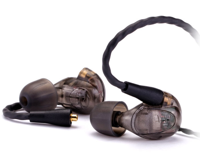 Westone UM PRO20, Smoke наушники15118157 Westone UM PRO20, Smoke наушники15118157Westone UM Pro 20 — профессиональный инструмент, вобравший в себя целый набор качественных характеристик, которые обеспечат великолепное живое выступление в условиях сцены, а также подарят долгие часы прослушивания любимых композиций в любой другой обстановке.Собираемая вручную в Колорадо Спрингс, модель отличается наличием двух драйверов на каждый канал, по одному — для высоких и низких частот, а также гарантирует исключительную и удобную посадку благодаря особому заушному креплению кабеля.