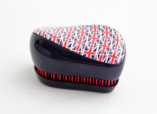 Tangle Teezer Расческа для волос Compact Styler Cool Britannia375058 Tangle Teezer Расческа для волос Compact Styler Cool Britannia375058Элегантная расческа Tangle Teezer Compact Styler - это профессиональный уход между делом. Расческа имеет удобный чехол и позволяет быстрораспутать волосы, уложить их и придать прическе завершающий штрих.Двухуровневая система зубчиков позволяет одновременно расчесывать и приглаживать волосы, придавая им роскошный блеск. Вы сможетелегко добавить объем своей прическе, волосы будут легкими и послушными. Есть пара секунд и расческа Tangle Teezer Compact Styler? Вашиволосы будут в порядке!