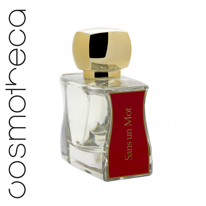 Jovoy Paris Парфюмерная эссенция Sans Un Mot 50 мл70888 Jovoy Paris Парфюмерная эссенция Sans Un Mot 50 мл70888Все, кто часто путешествует, знает, что такое пересадка. Это тот ужасный момент, когда часть пути уже позади, но вам предстоит снова повторить всю процедуру полета.Как начинается путешествие: вы ищете нужный выход в аэропорту, ждете в очереди, погрузившись в окружающий вас шум. Люди суетятся вокруг, а ваши нервы уже на пределе. Наконец вы усаживаетесь в самолет. Перед вамистолик, вы смотрите фильм на крошечном экране, возможно, вежливо беседуете с соседом.Что бы вы ни делали, вы вынуждены приспосабливаться под обстоятельства, которые будут определять все ваши действия еще не- сколько часов, а обстановка вокруг может быть далеконе самой приятной.Наконец, вы приземлись! Но это еще не все, это – пересадка.И вот опять – новая гонка. Вы идетепо указателям, перемещаясь из одногокоридора в другой. Другие пассажиры либо нервничают, либо впали в вынужденное безразличие, но все вы толпитесь в зоне ожидания с одной и той же мыслью: Скорее бы посадка.В зоне ожидания вас продолжает преследовать шум аэропорта. Разговоры на разных языках смешиваются и превращаются в бешеный балет стран иконтинентов. Аэропорт никогда не спит. Вы не знаете, сколько сейчас времени, еда везде одинаковая, вы где-то на краю времени: единственное реальное для вас время – те часы, что, как вы подсчитали, остались вам до пункта назначения.мКто-то из пассажиров пытается пои?мать wifi, кто-то измучен и пытается не уснуть, кто-то смотрит кино в планшете. Все занимают себя как могут.И тут...Во французском есть выражение ангел пролетел.мВы внезапно чувствуете Ее аромат.Вся зона ожидания на миг замерла,услышав ее духи. Абсолютно все затихло, и все люди подняли глаза в поисках источника этого аромата. Мужчина в деловом костюме в удивлении застыл, глядя поверх развернутой газеты. Кто-то подмигивает мне, одна женщина улыбается, поднимая брови. Белый шум возвращается, а ангел – улетел.Чтобы достичь такого же эффекта, мы в Jovoy создали новый французский цветочно-пудровый аромат.