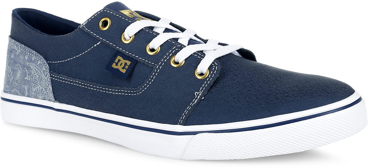 Кеды женские DC Shoes Tonik SE, цвет: темно-синий. ADJS300075-ISB. Размер 5 (35)ADJS300075-ISB Кеды женские DC Shoes Tonik SE, цвет: темно-синий. ADJS300075-ISB. Размер 5 (35)ADJS300075-ISBСтильные женские кеды Tonik SE от DC Shoes займут достойное место в вашем гардеробе. Модель изготовлена из натуральной кожи и текстиля. Язычок изделия, боковая сторона и подошва оформлены логотипом бренда. Задник дополнен вставкой из текстиля с оригинальным принтом. Шнуровка прочно зафиксирует модель на вашей ноге. Подкладка, выполненная из текстиля, не натирает. Стелька из материала ЭВА с текстильной поверхностью обеспечивает комфорт при движении. Износостойкая каучуковая подошва дополнена протектором с фирменным рисунком DC Pill Pattern, который обеспечивает отличное сцепление с любой поверхностью.Модные кеды прекрасно подойдут для прогулок или дальних поездок.