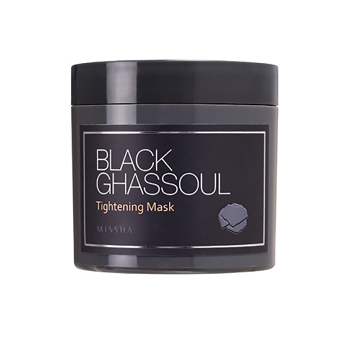 Missha Маска минеральная для сужения пор Black Ghassoul Tightening Mask, 95 грМШ1 Missha Маска минеральная для сужения пор Black Ghassoul Tightening Mask, 95 грМШ1Маска для сужения пор. В составе маски Black Ghassoul Tightening Mask марокканская глина Гассул (Ghassoul), имеющая сертификат Ecocert, порошок древесного угля, комплекс растительных экстрактов. Маска великолепно очищает кожу от загрязнений, отишелушивает ороговевшие клетки кожи, очищает поры, удаляет черные точки, сужает поры, абсорбирует излишки жира – кожа становится чистой, свежей, гладкой, упругой и сияющей.Подходит для кожи любого типа, даже для чувствительной.