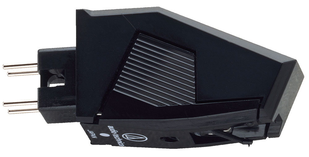 Audio-Technica AT3482P головка звукоснимателя5055145748046 Audio-Technica AT3482P головка звукоснимателя5055145748046Audio-Technica AT3482P представляет собой головку звукоснимателя начального уровня, которая отличается хорошим соотношением цена/качество.Корпус напоминает сложную геометрическую фигуру со строгими линиями и использует крепление P-типа (P-mount/T4P). В его тыльной части находятся четыре контакта, которые вставляются в соответствующие терминалы тонарма, специально предназначенного для данного типа крепления. После этого картридж фиксируется там с помощью одного винта. Для установки такого звукоснимателя в тонарм с обычным стандартным шеллом необходимо приобрести дополнительно специальный адаптер.В конструкции картриджа используются два подвижных магнита, выполненные из сплава Alnico (алюминий/никель/кобальт), которые расположены под углом в 90 градусов относительно друг друга. Благодаря такому расположению, а также небольшой массе и материалу, из которого изготовлены магниты, обеспечивается точная работа электрического преобразователя, повышается показатель разделения каналов, расширяется частотный диапазон, улучшается трекинг, а саунд становится более естественным.Иглодержатель выполнен из карбона — легкого и жесткого материала, который обладает высокой прочностью, а игла имеет конический профиль (15,24 мкм). Конструкция данной головки звукоснимателя позволяет легко заменить иглу вместе с иглодержателем.
