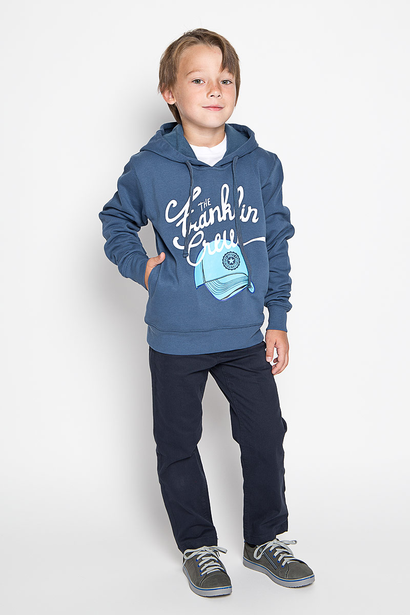 Толстовка для мальчика Karff, цвет: синий. 46028-02. Размер 146, 11-13 лет46028-02 Толстовка для мальчика Karff, цвет: синий. 46028-02. Размер 146, 11-13 лет46028-02Стильная и теплая толстовка для мальчика Karff идеально подойдет вашему ребенку в прохладные дни. Изготовленная из натурального хлопка, толстовка необычайно мягкая и приятная на ощупь, не сковывает движения и позволяет коже дышать, не раздражает даже самую нежную и чувствительную кожу ребенка, обеспечивая наибольший комфорт.Внешняя сторона изделия гладкая, а внутренняя имеет начес.Толстовка с длинными рукавами имеет капюшон, объем которого регулируется при помощи шнурка-кулиски. Рукава дополнены широкими трикотажными манжетами, которые мягко обхватывают запястья. Низ толстовки также дополнен широкой трикотажной резинкой. Толстовка оформлена принтом с изображением бейсболки и надписями на английском языке. Толстовка дополнена втачными карманами по бокам.Оригинальный современный дизайн и актуальная расцветка делают эту толстовку модным и стильным предметом детского гардероба. В ней ваш маленький модник всегда будет в центре внимания!