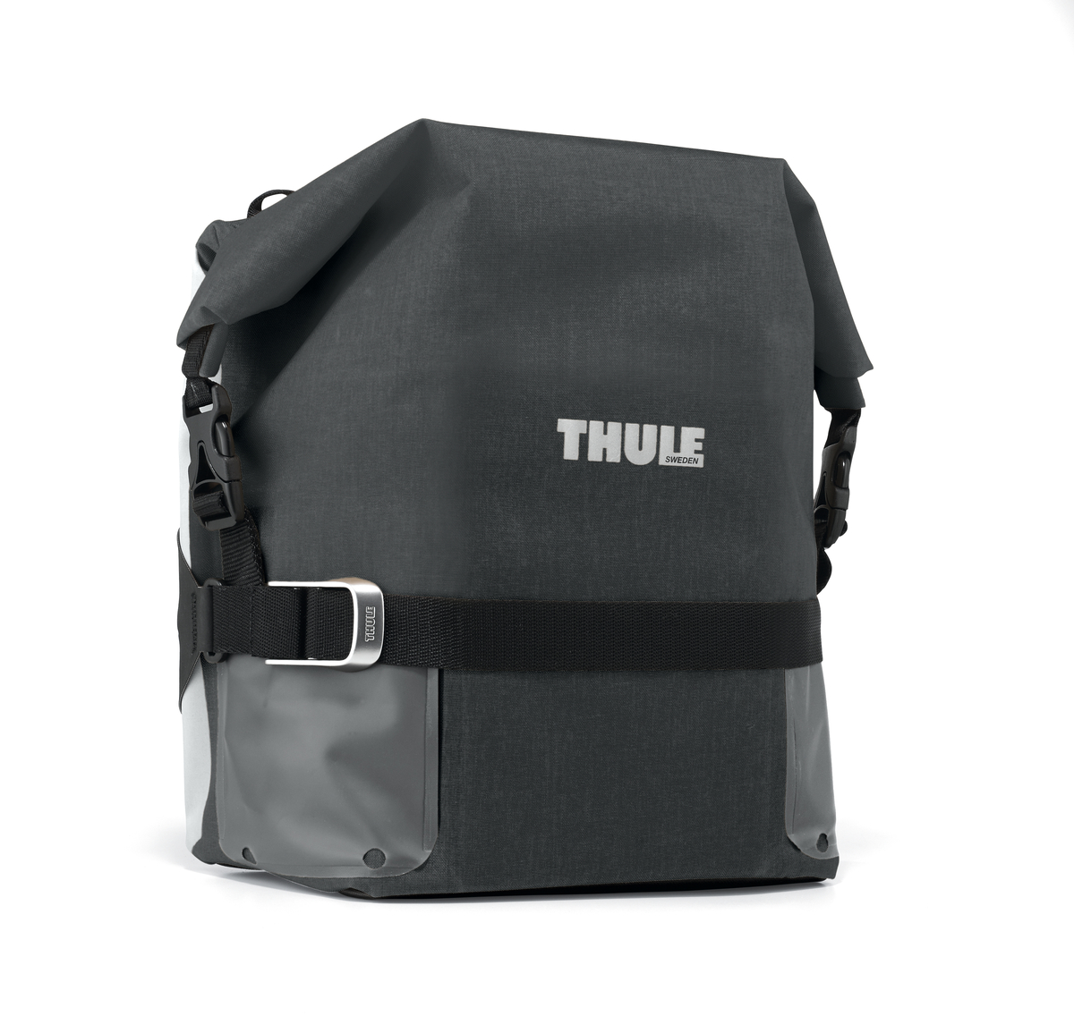 Сумка велосипедная Thule Small Adventure Touring Pannier, цвет: черный100006 Сумка велосипедная Thule Small Adventure Touring Pannier, цвет: черный100006Велосипедная сумка Thule Small Adventure Touring Pannier- это многофункциональная водонепроницаемая сумка, которая обеспечивает безопасность и защиту благодаря ярким светоотражающим элементам и сворачивающейся верхней части.Единая конструкция со сворачивающейся верхней частью гарантирует, что вещи внутри останутся сухими и чистыми.Система крепления на магнитах проста в использовании, надежна и имеет малый уровень вибрации.Яркие светоотражающие элементы на передней и боковой панелях улучшают заметность на дороге.Удобные точки крепления для фонарей обеспечивают дополнительную безопасность.Внутренние карманы для хранения мелких вещей.Встроенные ручки и отстегиваемый ремень для ношения через плечо обеспечивают несколько вариантов переноски.Лучше всего подходит для багажников Thule, но может использоваться практически с любым велосипедным багажником.
