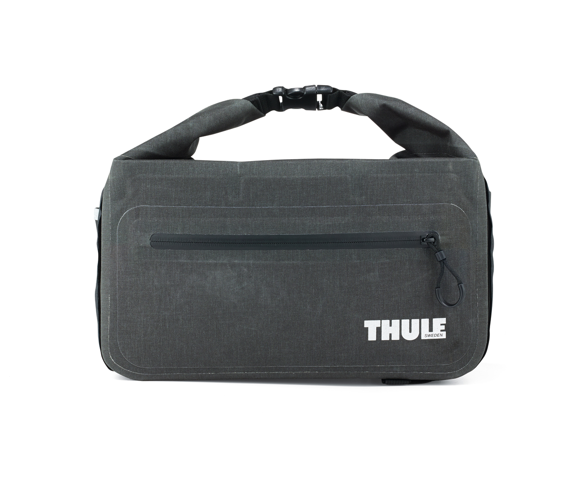 Сумка велосипедная Thule Pack n Pedal Trunk Bag, на багажник, цвет: серый, 11 лZ90 black Сумка велосипедная Thule Pack n Pedal Trunk Bag, на багажник, цвет: серый, 11 лZ90 blackЭтот удобный кофр обеспечивает водонепроницаемое пространство объемом 11 литров для хранения грузов и крепится к переднему или заднему багажнику велосипеда.Сворачивающаяся застежка и герметичные швы обеспечивают водонепроницаемость ваших вещей.Внешние прозрачные кармашки обеспечивают использование аварийного фонаря и хранение его в одном удобном месте.Сворачивающаяся застежка может также служить удобной ручкой для переноски.Простые крепления в виде петель и крюков обеспечивают надежное крепление багажника и позволяют быстро установить или снять его.Идеально подходит для размещения между двумя велосипедными сумками Thule.Лучше всего подходит для багажников Thule, но может использоваться практически с любым велосипедным багажником.