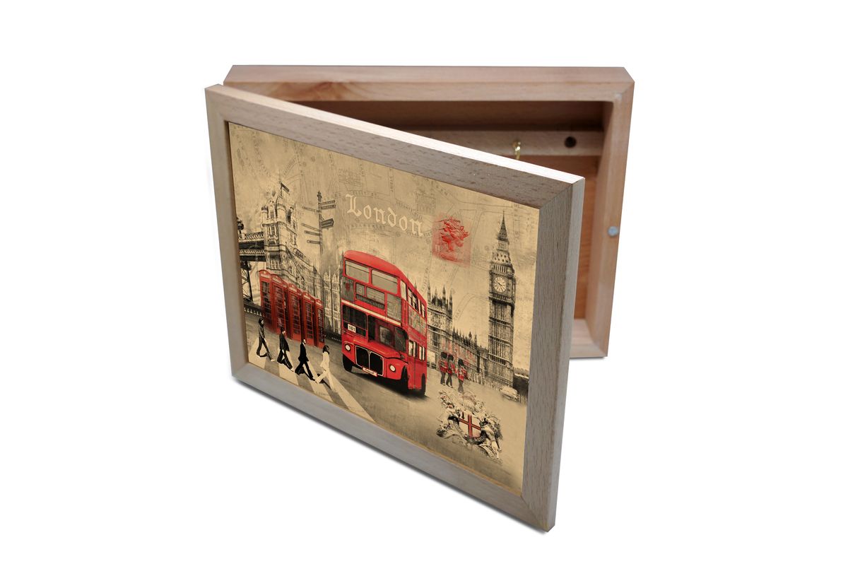 Ключница GiftnHome Лондон, 20 х 25 смKbox-London Ключница GiftnHome Лондон, 20 х 25 смKbox-LondonВпустив в свой Дом однажды, вы почувствуете, что этот аксессуар навсегда заполнит Ваше сердце благодарностью!Теперь Вы и вся Ваша семья - всегда будете знать, где находится нужный ключ! Вам больше не нужно метаться по квартире в поисках потерянного золотого ключика или целой связки. А когда семья большая - это буквально спасательный волшебный ларец, способный элементарно организовать в одном месте самые важные ключи всех жильцов Вашего семейства. Ключница, оформленная современными модными принтами от Креативной студии АнтониоК - помимо практичности и удобства внесет оригинальный стиль и послужит прекрасным интерьерным решением в прихожей Вашего дома, дачи, офиса или студии.Товары бренда GiftnHome, серии Эко-Лайф выполнены из благородных пород дерева: бука и дуба. Они несут в дом тепло, уют и неповторимый индивидуальный стиль. Эти изделия не боятся повседневной эксплуатации и будут Вам служить долго и преданно.