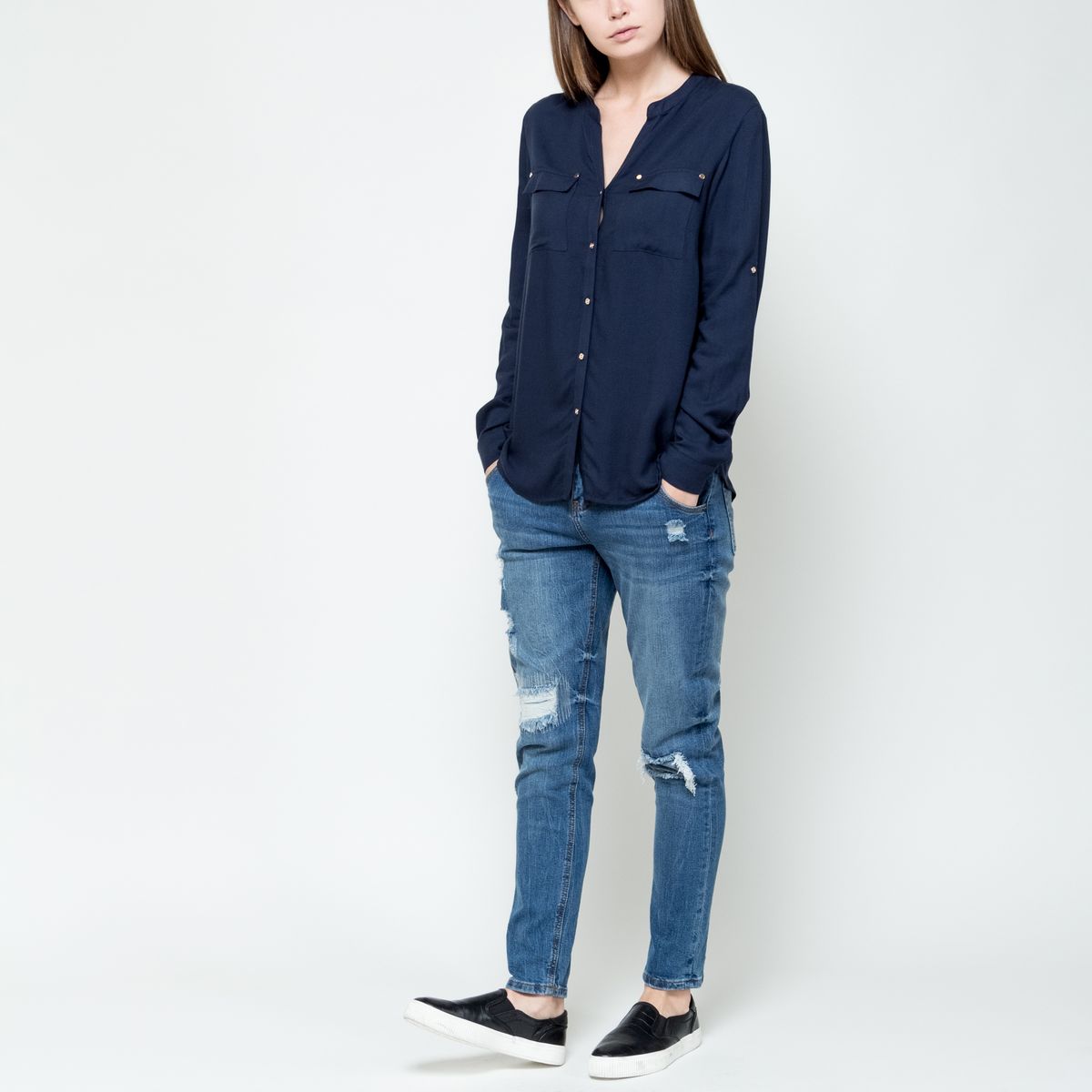 Блузка женская Sela Casual, цвет: темно-синий. B-112/1101-6342. Размер S (44)B-112/1101-6342 Блузка женская Sela Casual, цвет: темно-синий. B-112/1101-6342. Размер S (44)B-112/1101-6342Стильная женская блузка выполнена из 100% вискозы. Модель с V-образным вырезом горловины и длинными рукавами застегивается пуговицы, стилизованные под металл. Манжеты рукавов дополнены застежками-пуговицами и хлястиками, фиксирующимися на пуговицы. На груди блузка дополнена двумя накладными карманами с клапанами.
