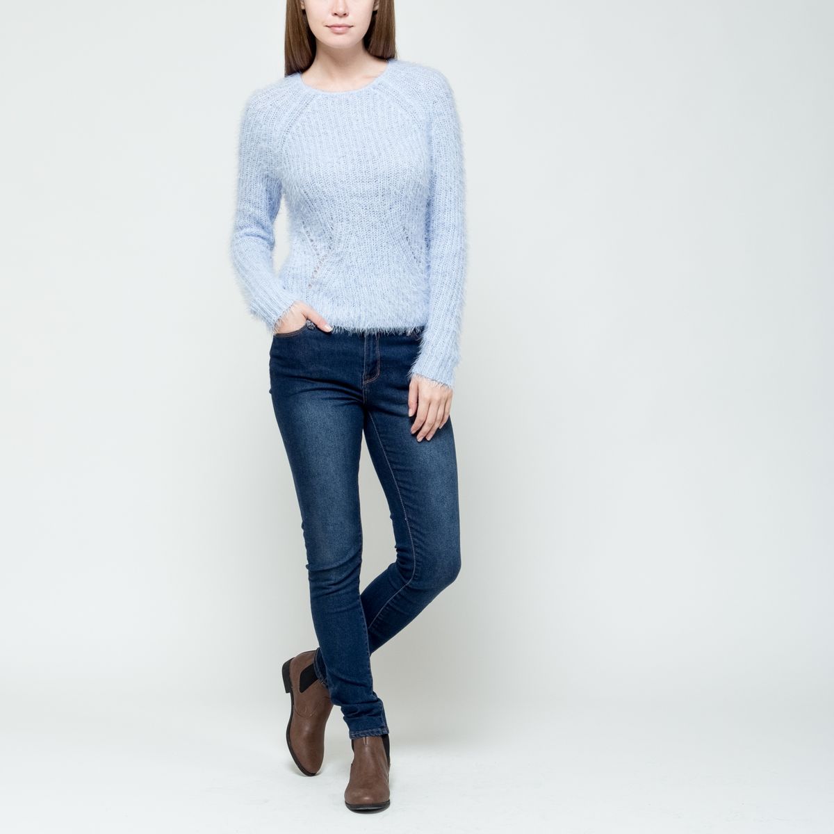 Джемпер женский Sela Casual, цвет: светло-голубой. JR-314/1195-6322. Размер M (46)JR-314/1195-6322 Джемпер женский Sela Casual, цвет: светло-голубой. JR-314/1195-6322. Размер M (46)JR-314/1195-6322Женский вязаный джемпер Sela Casual выполнен из акрила с добавлением нейлона. Пушистый джемпер с круглом вырезом горловины и длинными рукавами-реглан. Низ рукавов и низ изделия связаны резинкой.