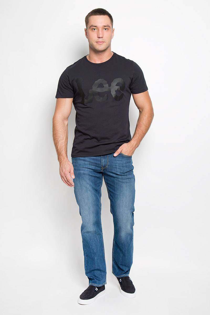 Джинсы мужские Lee Brooklyn Straight, цвет: синий. L452AAML. Размер 31-32 (46/48-32)L452AAML Джинсы мужские Lee Brooklyn Straight, цвет: синий. L452AAML. Размер 31-32 (46/48-32)L452AAMLСтильные мужские джинсы Lee Brooklyn Straight - джинсы высочайшего качества, которые прекрасно сидят. Модель слегка зауженного к низу кроя и средней посадки изготовлена из хлопка с добавлением эластомультиэстера, не сковывает движения и дарит комфорт.Джинсы на талии застегиваются на металлическую пуговицу, а также имеют ширинку на застежке-молнии и шлевки для ремня. Спереди модель дополнена двумя втачными карманами и одним небольшим накладным кармашком, а сзади - двумя большими накладными карманами. Модель оформлена небольшими потертостями. Эти модные и в тоже время удобные джинсы помогут вам создать оригинальный современный образ. В них вы всегда будете чувствовать себя уверенно и комфортно.