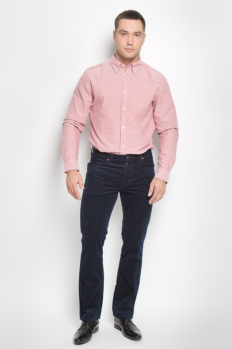 Брюки мужские Wrangler Arizona Stretch, цвет: темно-синий. W12ON9124. Размер 32-32 (48-32)W12ON9124 Брюки мужские Wrangler Arizona Stretch, цвет: темно-синий. W12ON9124. Размер 32-32 (48-32)W12ON9124Стильные мужские брюки Wrangler Arizona Stretch - брюки высочайшего качества, которые прекрасно сидят. Модель средней посадки изготовлена из хлопка с добавлением эластана, не сковывает движения и дарит комфорт.Брюки на талии застегиваются на металлическую пуговицу, а также имеют ширинку застежке-молнии и шлевки для ремня. Спереди модель дополнена двумя втачными карманами и одним небольшим накладным кармашком, а сзади - двумя большими накладными карманами.Эти модные и в тоже время удобные брюки помогут вам создать оригинальный современный образ. В них вы всегда будете чувствовать себя уверенно и комфортно.