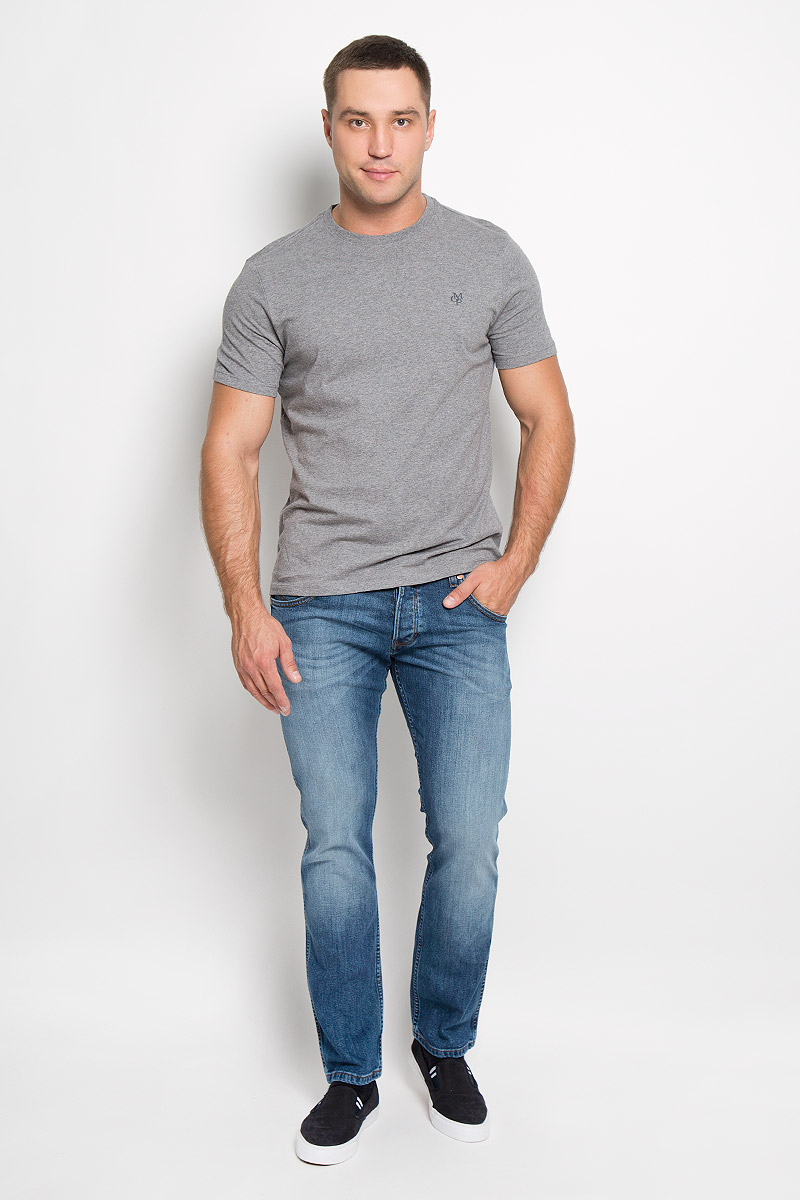 Джинсы мужские Wrangler Spencer, цвет: синий. W184XG62U. Размер 32-32 (48-32)W184XG62U Джинсы мужские Wrangler Spencer, цвет: синий. W184XG62U. Размер 32-32 (48-32)W184XG62UСтильные мужские джинсы Wrangler Spencer- джинсы высочайшего качества, которые прекрасно сидят. Модель слегка зауженного к низу кроя и средней посадки изготовлена из хлопка с добавлением эластана, не сковывает движения и дарит комфорт.Джинсы на талии застегиваются на металлическую пуговицу, а также имеют ширинку пуговицах и шлевки для ремня. Спереди модель дополнена двумя втачными карманами и одним небольшим накладным кармашком, а сзади - двумя большими накладными карманами. Джинсы оформлены потертостями и контрастной отстрочкой. Эти модные и в тоже время удобные джинсы помогут вам создать оригинальный современный образ. В них вы всегда будете чувствовать себя уверенно и комфортно.