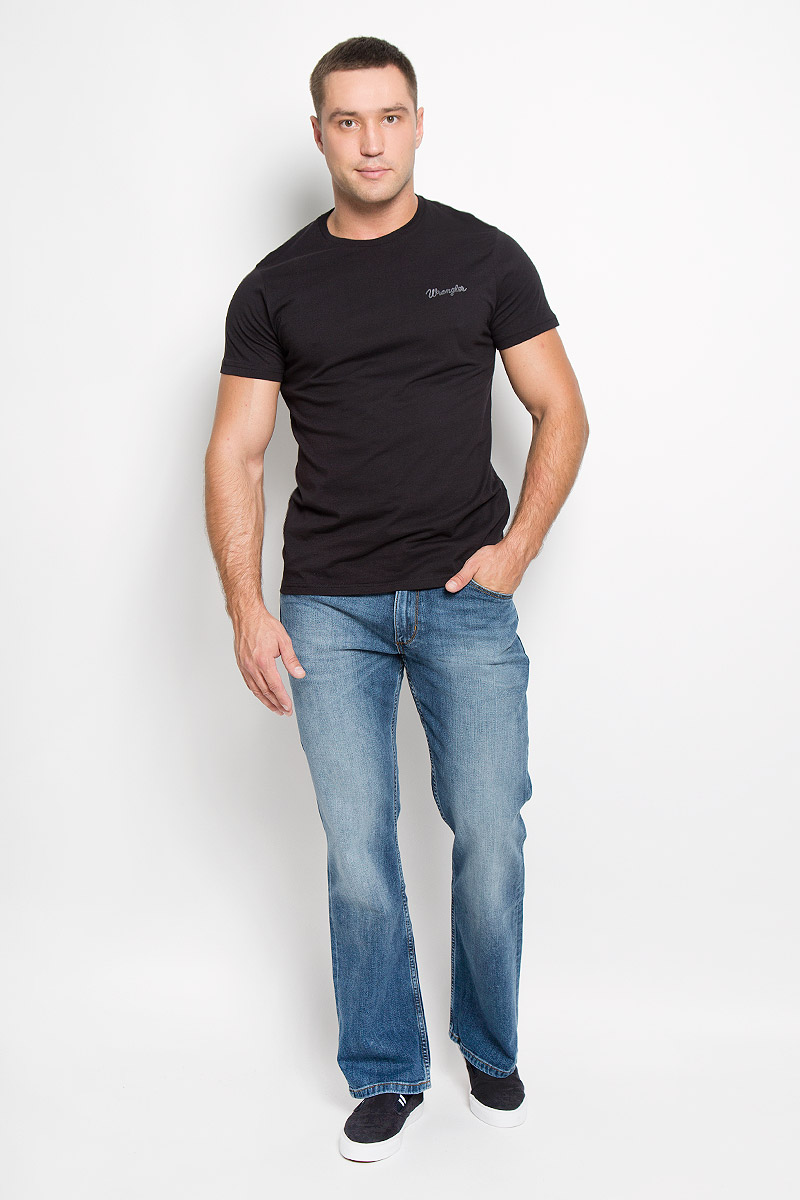 Джинсы мужские Wrangler Jacksville, цвет: синий. W15BXG62U. Размер 32-32 (48-32)W15BXG62U Джинсы мужские Wrangler Jacksville, цвет: синий. W15BXG62U. Размер 32-32 (48-32)W15BXG62UСтильные мужские джинсы Wrangler Jacksville - джинсы высочайшего качества, которые прекрасно сидят. Модель прямого кроя и средней посадки изготовлена из хлопка с добавлением эластана, не сковывает движения и дарит комфорт.Джинсы на талии застегиваются на металлическую пуговицу, а также имеют ширинку застежке-молнии и шлевки для ремня. Спереди модель дополнена двумя втачными карманами и одним небольшим накладным кармашком, а сзади - двумя большими накладными карманами. Джинсы оформлены небольшими потертостями.Эти модные и в тоже время удобные джинсы помогут вам создать оригинальный современный образ. В них вы всегда будете чувствовать себя уверенно и комфортно.