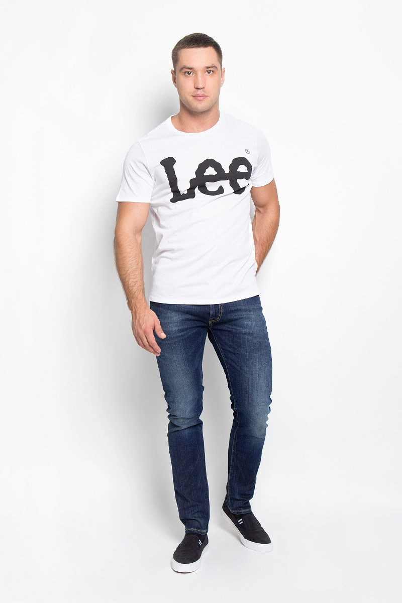 Джинсы мужские Lee Luke, цвет: синий. L719DXYX. Размер 32-34 (48-34)L719DXYX Джинсы мужские Lee Luke, цвет: синий. L719DXYX. Размер 32-34 (48-34)L719DXYXМодные мужские джинсы Lee Luke - джинсы высочайшего качества на каждый день, которые прекрасно сидят.Модель зауженного к низу кроя и средней посадки изготовлена из эластичного хлопка. Застегиваются джинсы на пуговицу в поясе и ширинку на молнии, также имеются шлевки для ремня.Спереди модель дополнена двумя втачными карманами и одним небольшим накладным кармашком, а сзади - двумя накладными карманами. Оформлено изделие эффектом потертости, перманентными складками, металлическими клепками с логотипом бренда, контрастной прострочкой и фирменной нашивкой на поясе.Современный дизайн, отличное качество и расцветка делают эти джинсы модной и удобной моделью, которая подарит вам комфорт в течение всего дня.