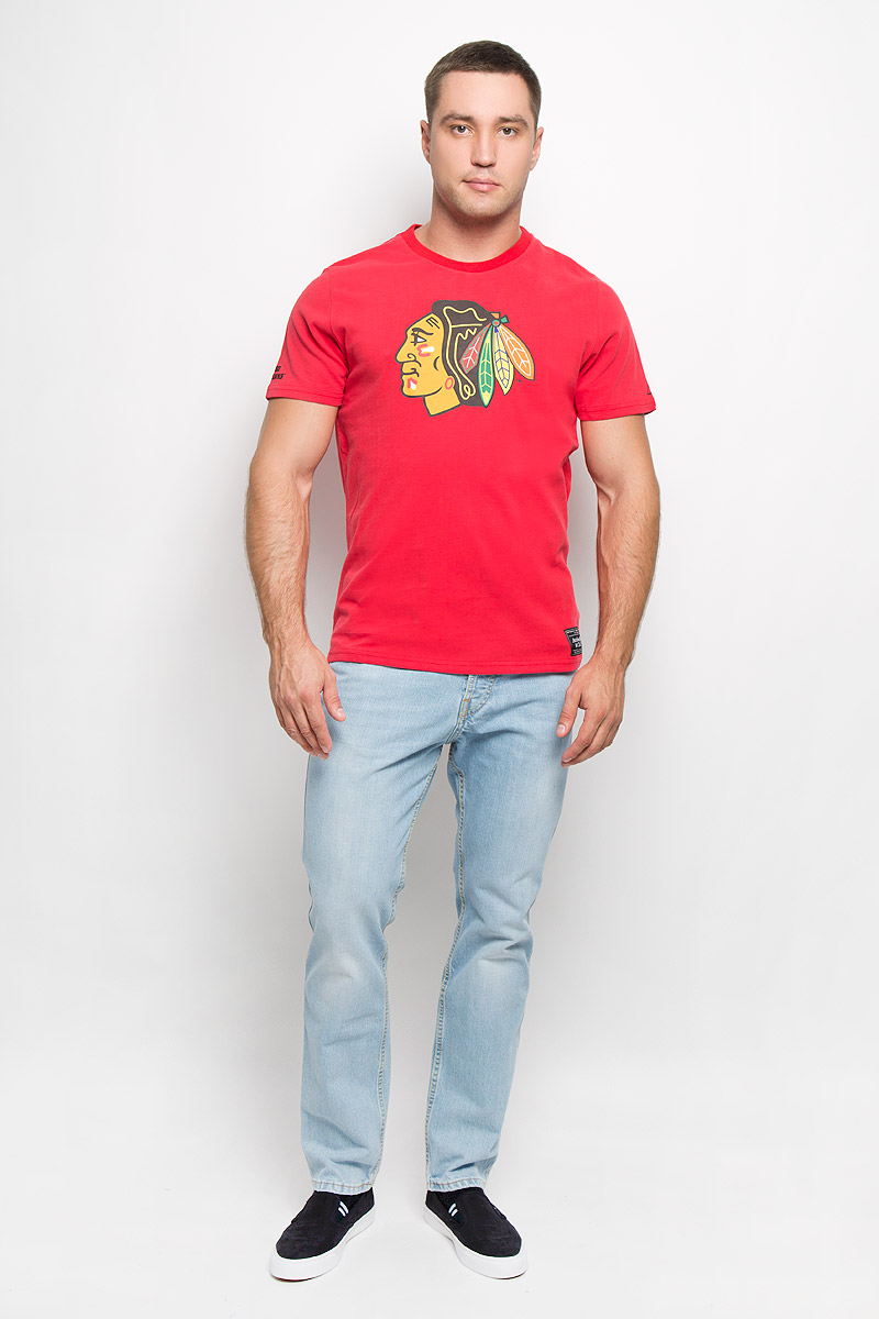 Футболка мужская NHL Chicago Blackhawks, цвет: красный. 29120. Размер XS (44)29120 Футболка мужская NHL Chicago Blackhawks, цвет: красный. 29120. Размер XS (44)29120Мужская футболка NHL Chicago Blackhawks, выполненная из натурального хлопка, порадует любого поклонниказнаменитого хоккейного клуба. Материал очень мягкий и приятный на ощупь, не сковывает движения ипозволяет коже дышать. Футболка с короткими рукавами имеет круглый вырез горловины, дополненный трикотажной резинкой.Изделие оформлено термоаппликацией в виде логотипа хоккейного клуба Chicago Blackhawks с эффектом потрескавшейся краски, а также украшенонебольшой текстильной нашивкой.Такая модель отлично подойдет для повседневной носки и подарит вам комфорт в течение всего дня! УВАЖАЕМЫЕ КЛИЕНТЫ! Обращаем ваше внимание на возможные незначительные изменения в дизайне футболки.