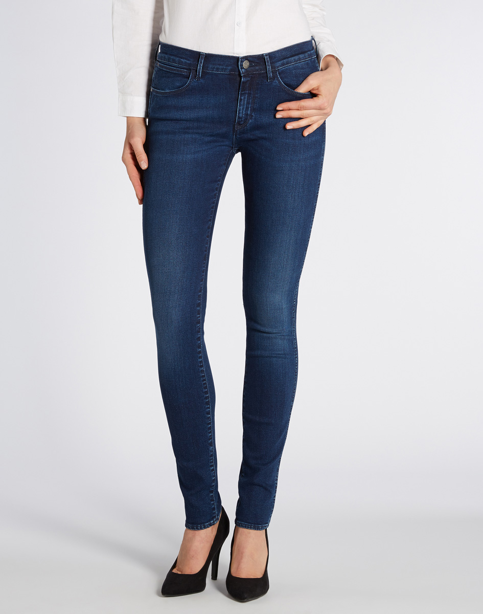 Джинсы женские Wrangler Corynn, цвет: темно-синий. W25FX759U. Размер 27-32 (42/44-32)W25FX759U Джинсы женские Wrangler Corynn, цвет: темно-синий. W25FX759U. Размер 27-32 (42/44-32)W25FX759UСтильные женские джинсы Wrangler Corynn выполнены из хлопка с добавлением эластана и эластомультиэстера. Материал мягкий и приятный на ощупь, не сковывает движения и позволяет коже дышать.Джинсы-скинни стандартной посадки застегиваются на пуговицу в поясе и ширинку на застежке-молнии. На поясе предусмотрены шлевки для ремня. Джинсы имеют классический пятикарманный крой: спереди модель оформлена двумя втачными карманами и одним маленьким накладным кармашком, а сзади - двумя накладными карманами. Модель оформлена эффектом потертости и перманентными складками.