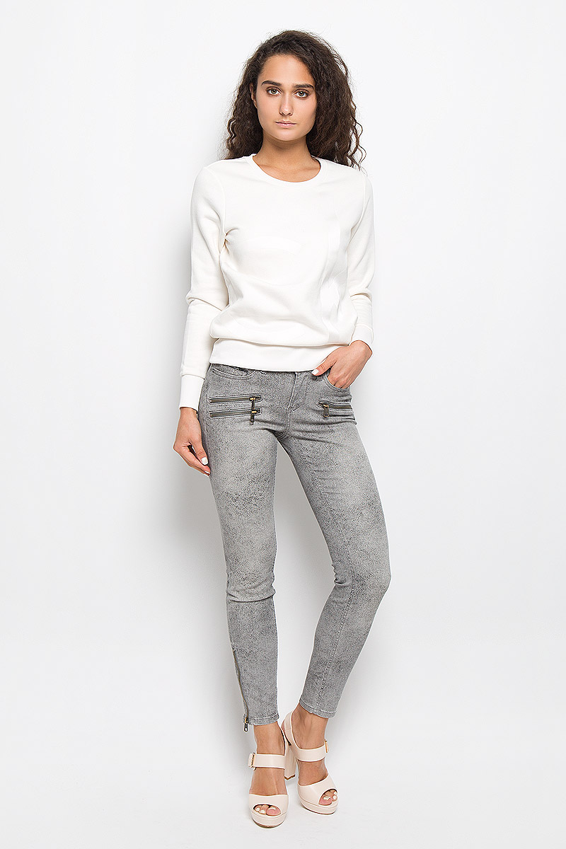 Брюки женские Calvin Klein Jeans, цвет: серый. J20J200063. Размер 28 (42/44)AJ6239 Брюки женские Calvin Klein Jeans, цвет: серый. J20J200063. Размер 28 (42/44)AJ6239Стильные женские брюки Calvin Klein Jeans изготовлены из эластичного хлопка с добавлением полиэстера. Они мягкие и приятные на ощупь, не стесняют движений и хорошо пропускают воздух, обеспечивая комфорт при носке.Укороченные брюки-скинни застегиваются на металлическую пуговицу и имеют ширинку на застежке-молнии. На поясе предусмотрены шлевки для ремня. Спереди расположены два втачных кармана и один маленький накладной, сзади - два накладных кармана. На брючинах снизу имеются застежки-молнии. Модель оформлена мелким принтом, украшена спереди имитацией прорезных карманов на застежках-молниях.Высокое качество кроя и пошива, актуальный дизайн и расцветка придают изделию неповторимый стиль и индивидуальность. Брюки займут достойное место в вашем гардеробе!