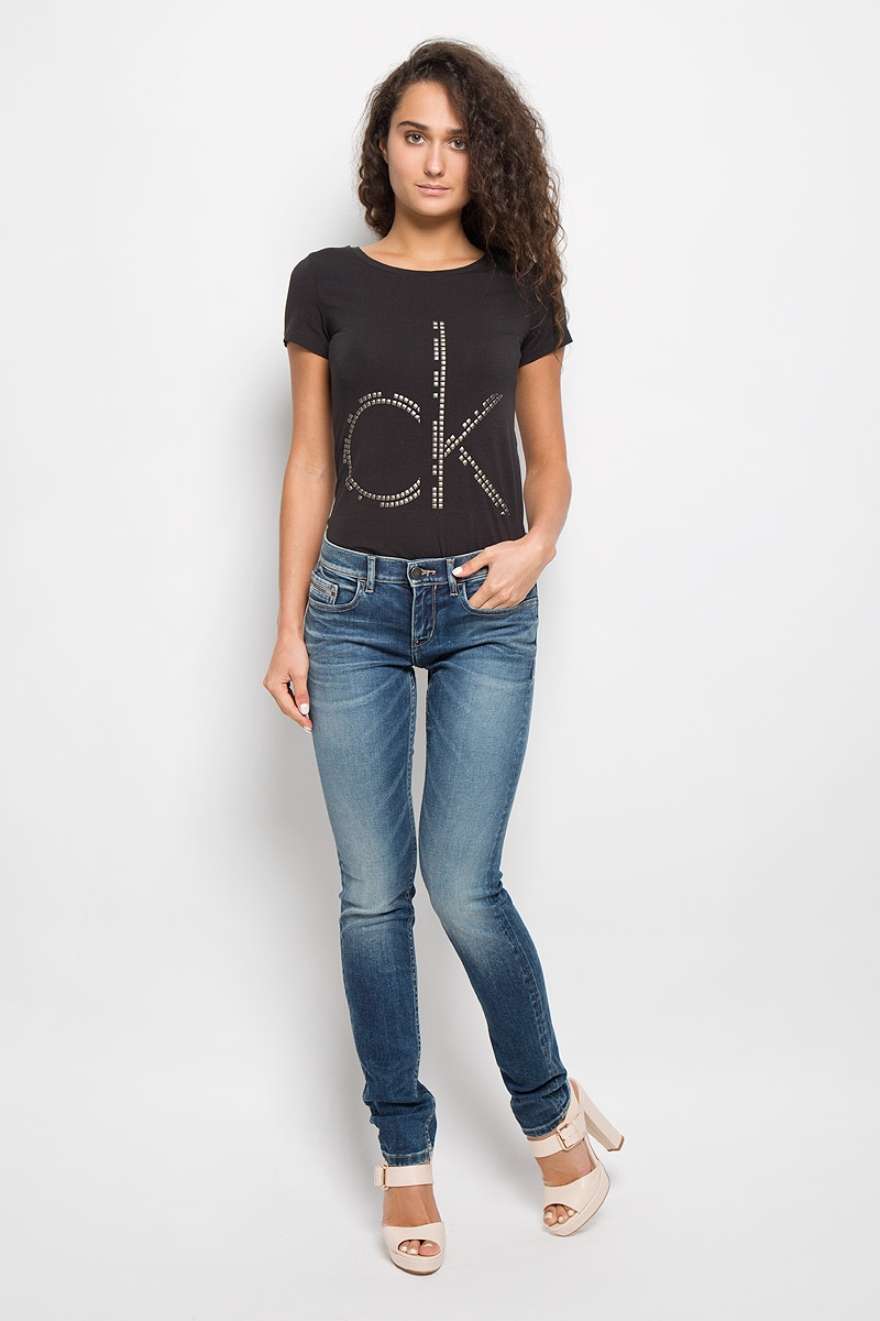 Джинсы женские Calvin Klein Jeans, цвет: голубой. J20J200413. Размер 26 (38/40)SB58-180_синий Джинсы женские Calvin Klein Jeans, цвет: голубой. J20J200413. Размер 26 (38/40)SB58-180_синийЖенские джинсы Calvin Klein Jeans изготовлены из эластичного хлопка. Они мягкие и приятные на ощупь, не стесняют движений и позволяют коже дышать, обеспечивая комфорт при носке.Джинсы-скинни застегиваются на металлическую пуговицу и имеют ширинку на застежке-молнии. На поясе предусмотрены шлевки для ремня. Спереди расположены два втачных кармана и один маленький накладной, сзади - два накладных кармана. Модель оформлена эффектом потертости, перманентными складками и прострочкой.Высокое качество кроя и пошива, актуальный дизайн и расцветка придают изделию неповторимый стиль и индивидуальность. Джинсы займут достойное место в вашем гардеробе!