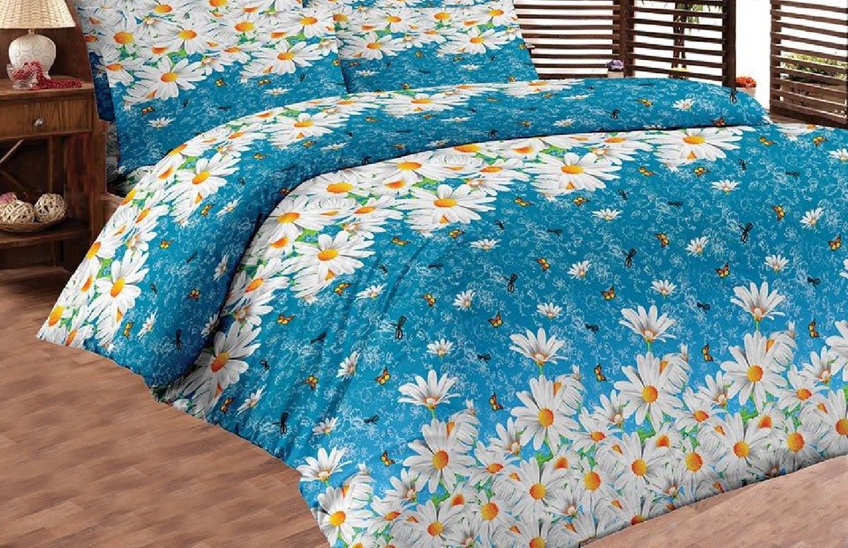 Комплект белья Liya Home Collection Ромашковый рай, 2-спальный, наволочки 70x70, цвет: синий, белый. 00001200003640000120000364 Комплект белья Liya Home Collection Ромашковый рай, 2-спальный, наволочки 70x70, цвет: синий, белый. 00001200003640000120000364Комплект белья Liya Home Collection Ромашковый рай состоит из пододеяльника, простыни и двух наволочек. Изделия выполнены из хлопка (70%) и полиэстера (30%). Хлопок является классическим примером гигроскопичности, гигиеничности, натуральности и простоты. Сочетание его с полиэстером лишает ткань присущих хлопку недостатков. Изделия из хлопка с полиэстером не выгорают, не растягиваются, дольше используются. Постельное белье из хлопка с полиэстером имеет двукратную продолжительность эксплуатации, по сравнению с чистым хлопком, оно не мнется и сохнет очень быстро.