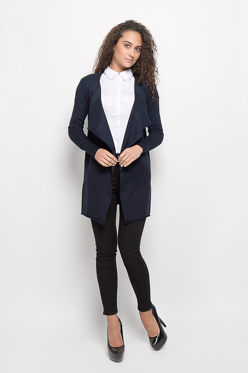 Кардиган женский Baon, цвет: темно-синий. B146504. Размер XS (42)B146504_Dark Navy Кардиган женский Baon, цвет: темно-синий. B146504. Размер XS (42)B146504_Dark NavyСтильный женский кардиган Baon выполнен из высококачественной вискозы с добавлением полиамида, благодаря чему великолепно сохраняет тепло, позволяет коже дышать и обладает высокой гигроскопичностью. Свободная модель с длинными рукавами и воротником-шалькой согреет вас в прохладные дни. Кардиган не имеет застежек, рукава связаны резинкой. Низ изделия дополнен бахромой. Теплый вязаный кардиган - идеальный вариант для создания неотразимого образа. Такая модель будет дарить вам комфорт в течение всего дня и послужит замечательным дополнением к вашему гардеробу.